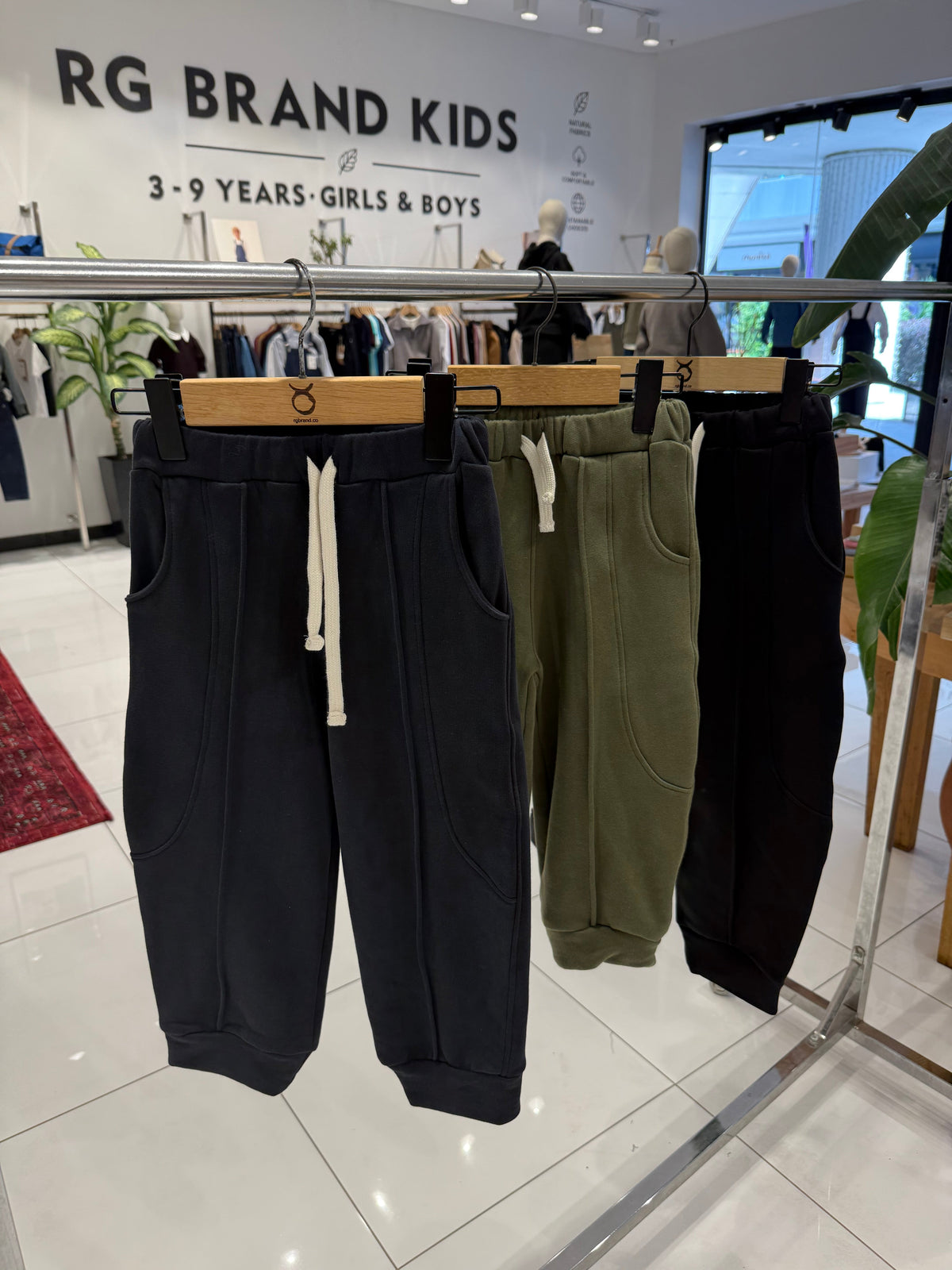 Çocuk Kavisli Cepli Jogger Pantolon | Bağcıklı Bol Kesim | 3–9 Yaş | 3 Renk | RG1790 - SİYAH