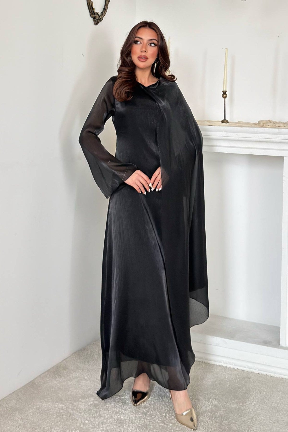 Rochie lungă cu pelerină neagră