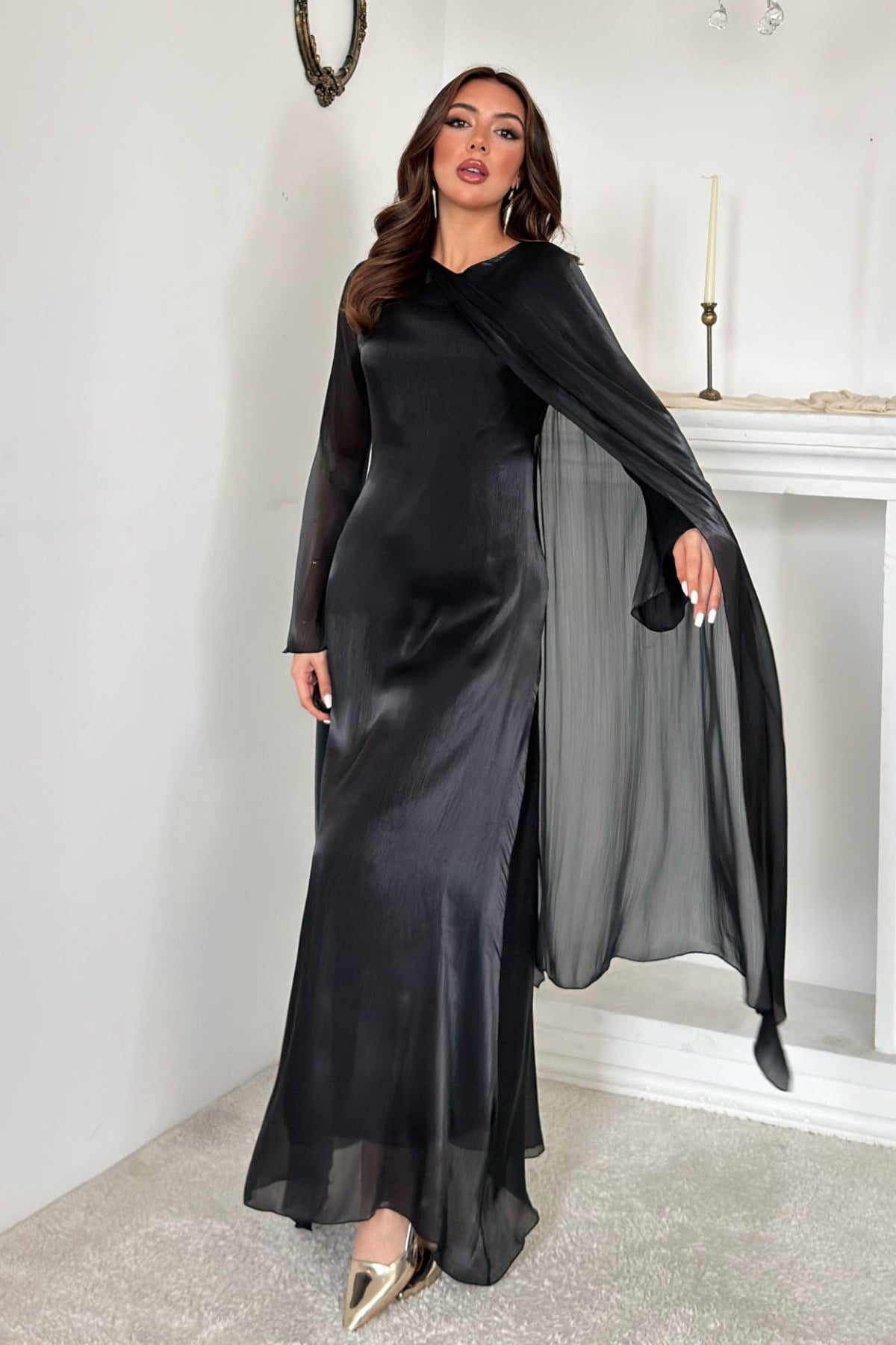 Rochie lungă cu pelerină neagră