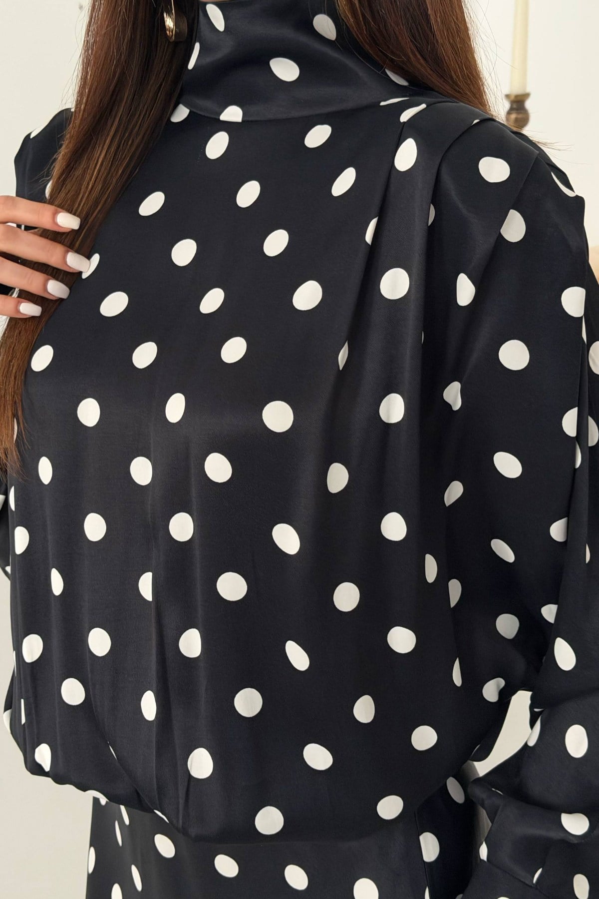 Rochie neagră din satin cu buline