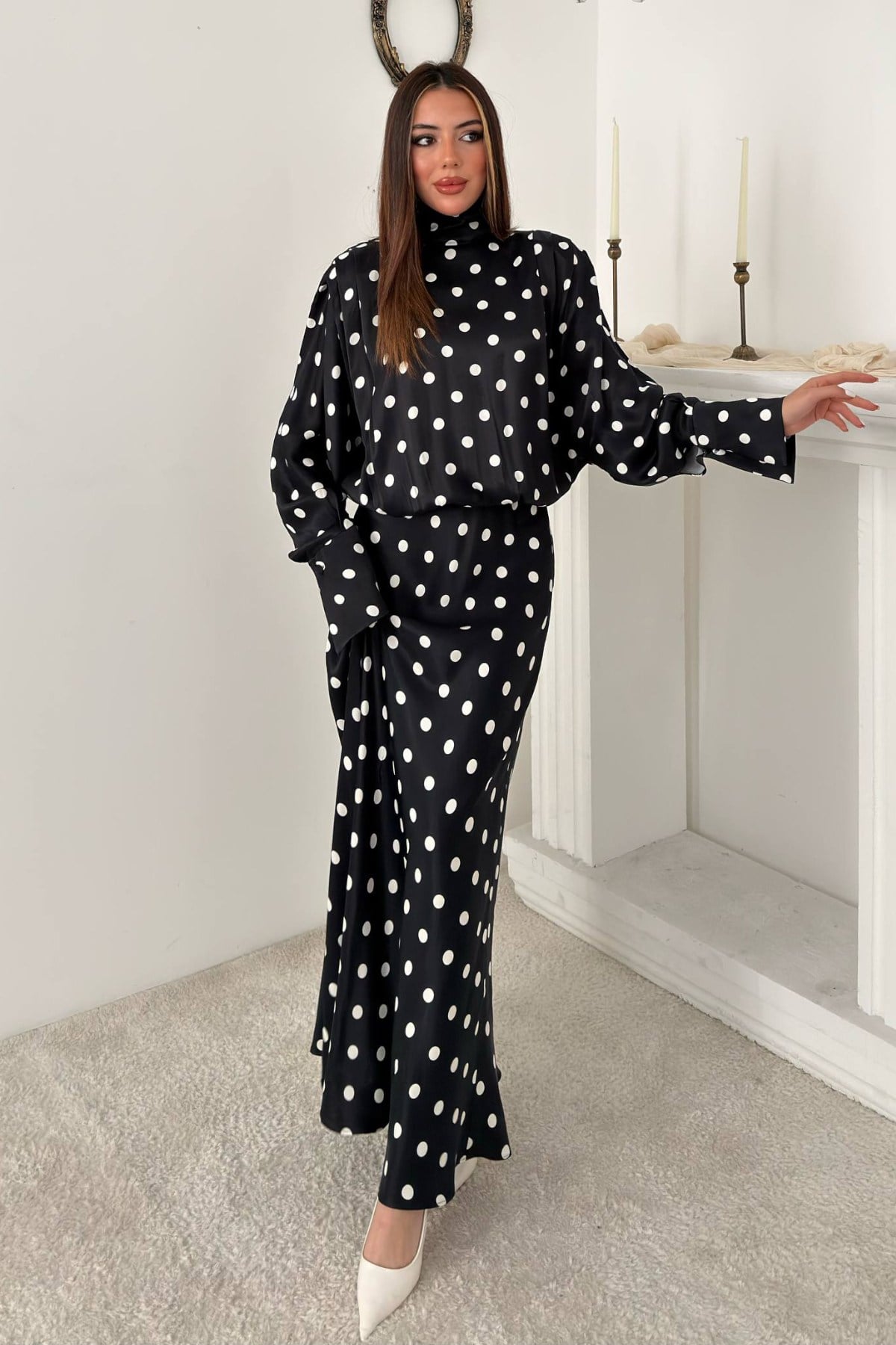 Rochie neagră din satin cu buline