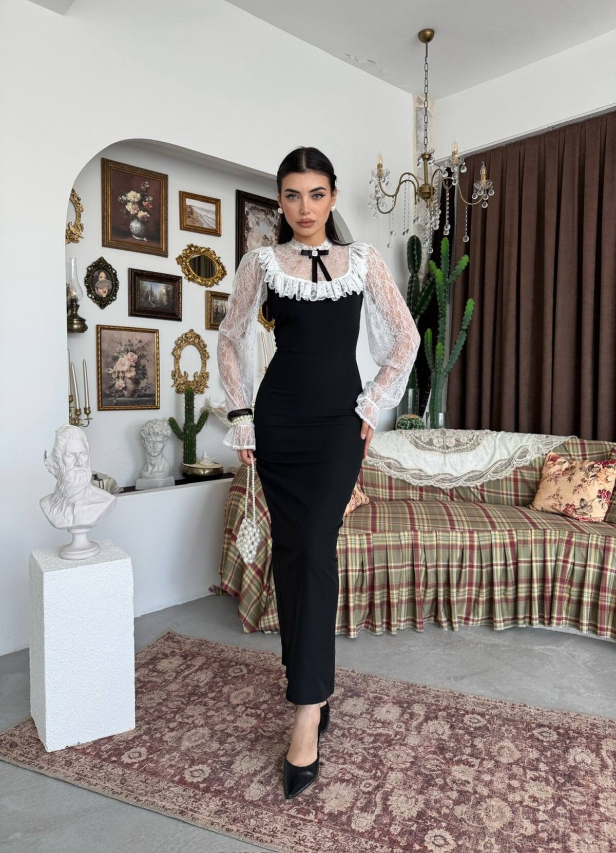Rochie detaliată cu broșă tip sosetă