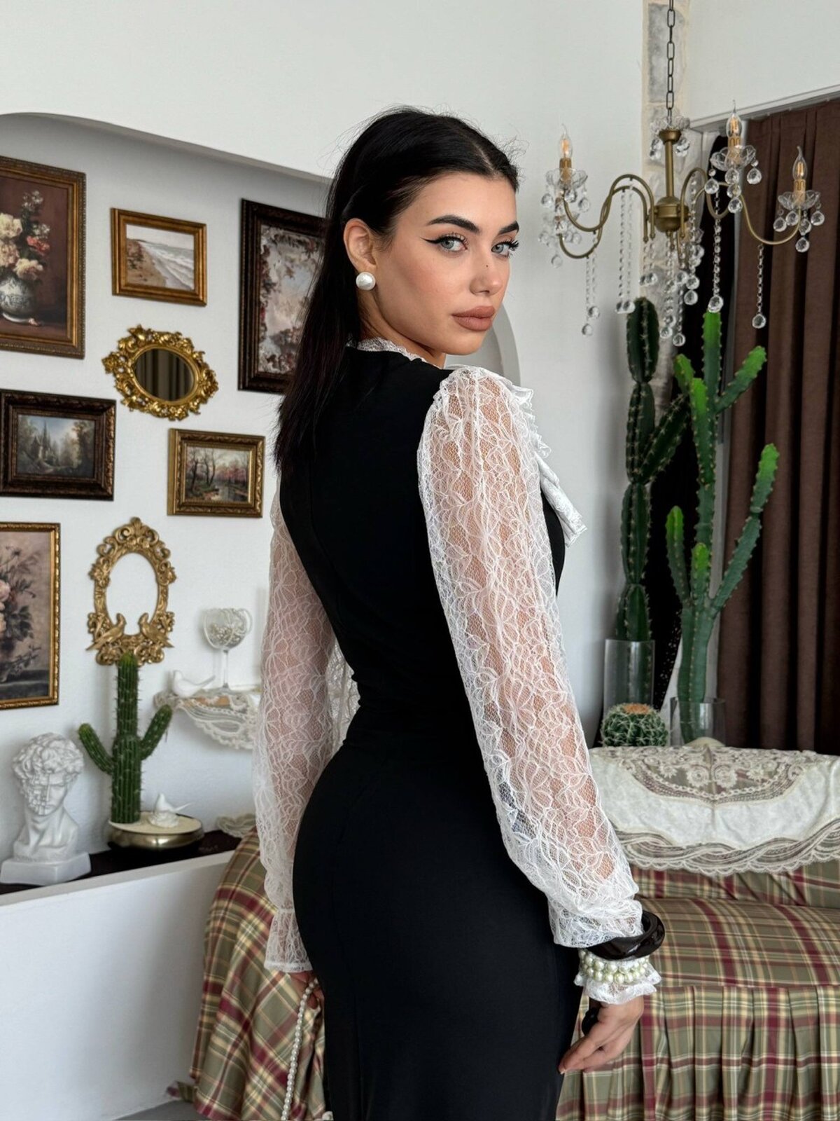 Rochie detaliată cu broșă tip sosetă