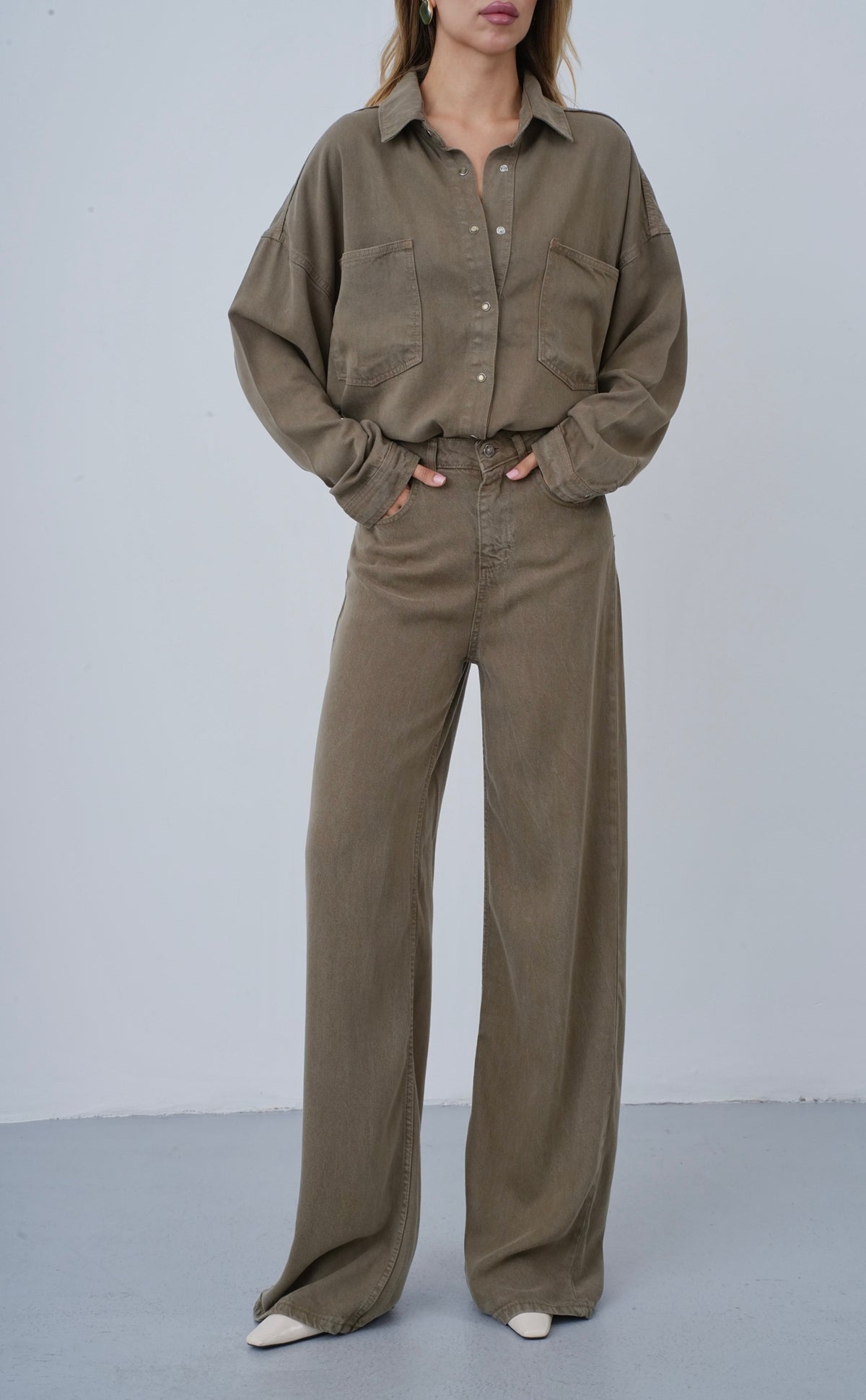Çift Cepli Denim Gömlek ve Geniş Paça Pantolon Kadın Tencel Vizon Takım