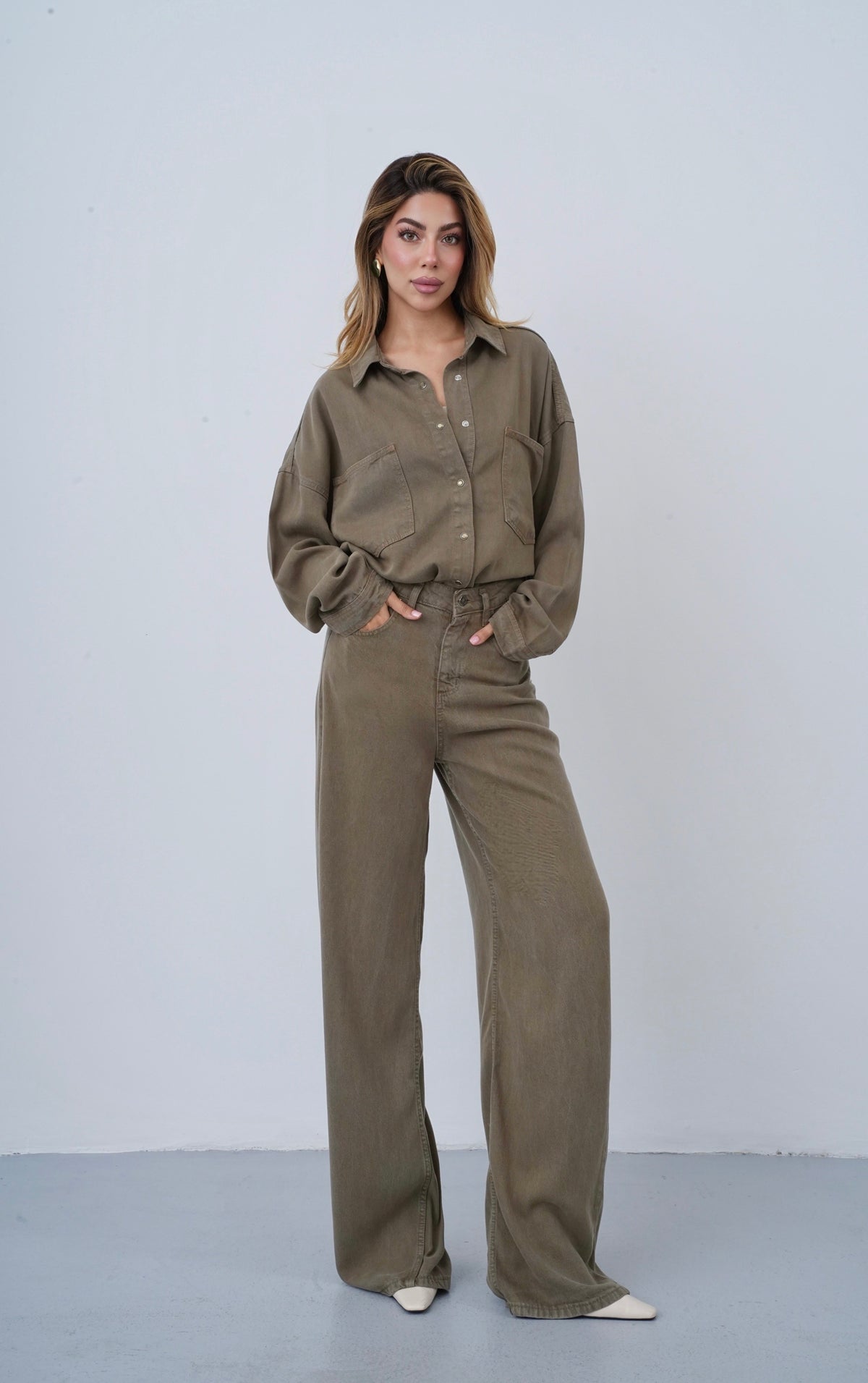 Çift Cepli Denim Gömlek ve Geniş Paça Pantolon Kadın Tencel Vizon Takım