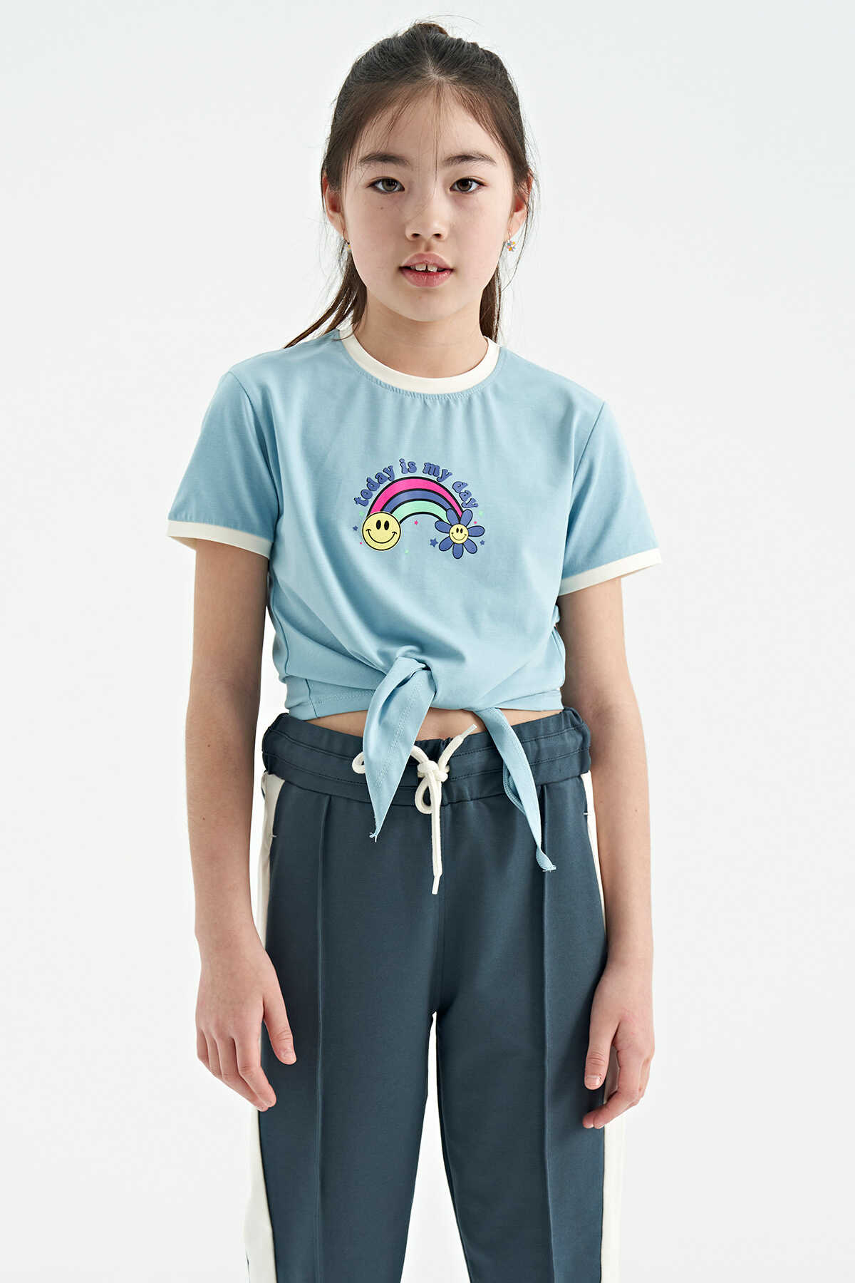 Tommylife Toptan Açık Mavi Baskı Detaylı O Yaka Çok Renkli Bağlama Detaylı Kız Çocuk T-Shirt - 75113