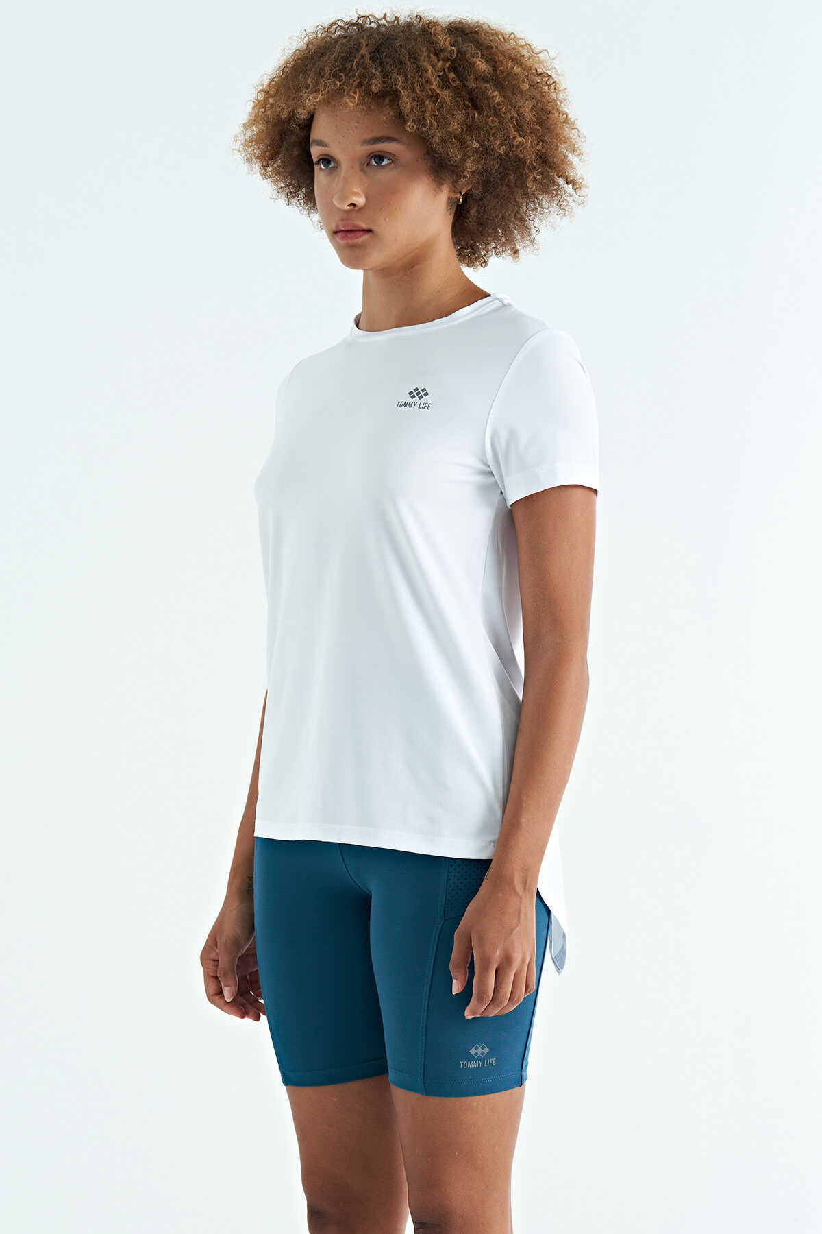 Tommylife Toptan Beyaz Sırt Yırtmaç Detaylı O Yaka Kısa Kollu Standart Kalıp Kadın T-Shirt - 97267