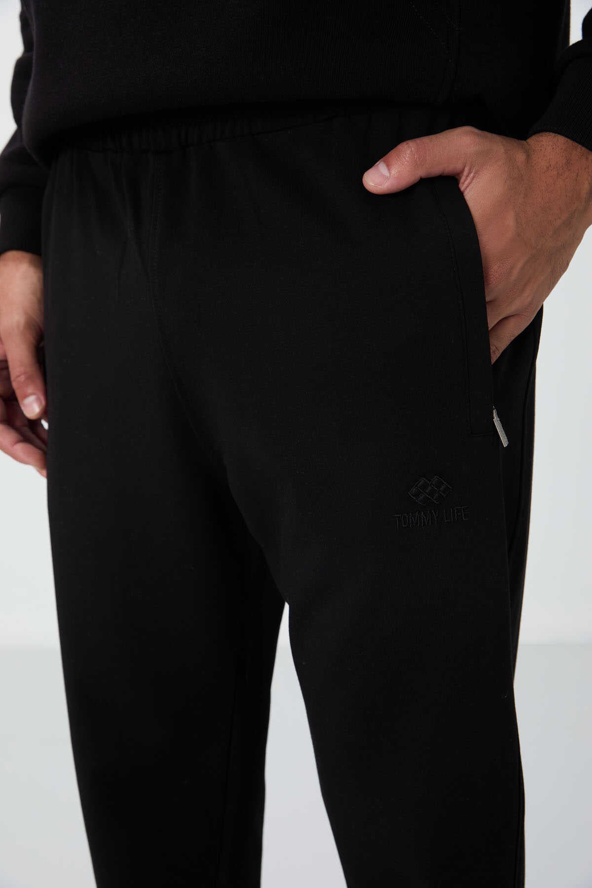 Pantaloni de trening Tommylife Wholesale Slim Fit Classic Leg pentru bărbați 84669 Negri