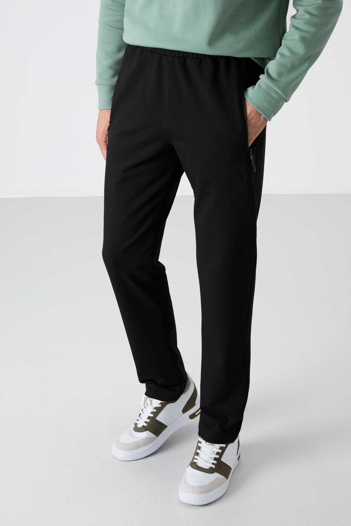 Pantaloni de trening Tommylife Wholesale Slim Fit Classic Leg pentru bărbați 84671 Negri
