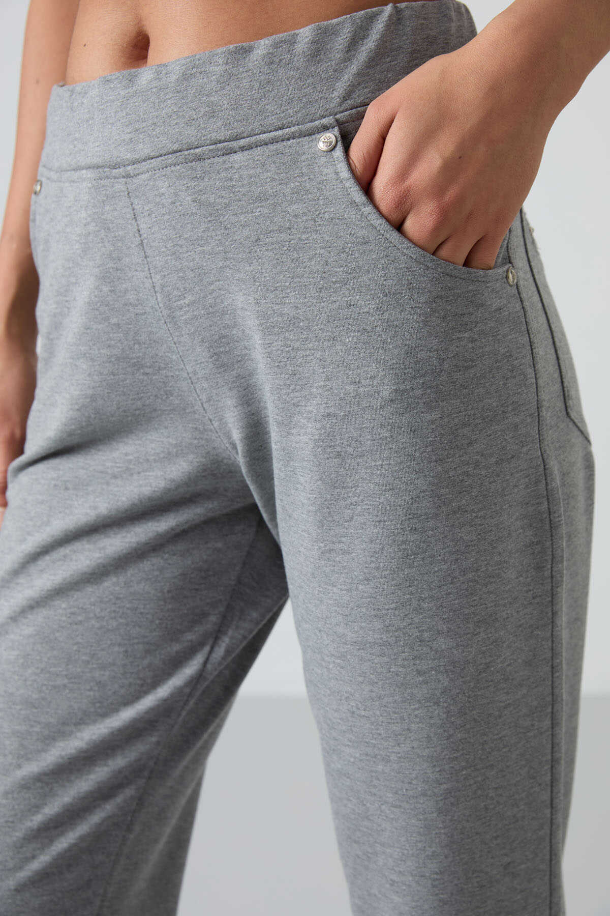 Pantaloni de trening Tommylife Wholesale gri melanj pentru femei cu detalii în culorile pietrelor, buzunare, croială confortabilă, model clasic pe picior - 94007