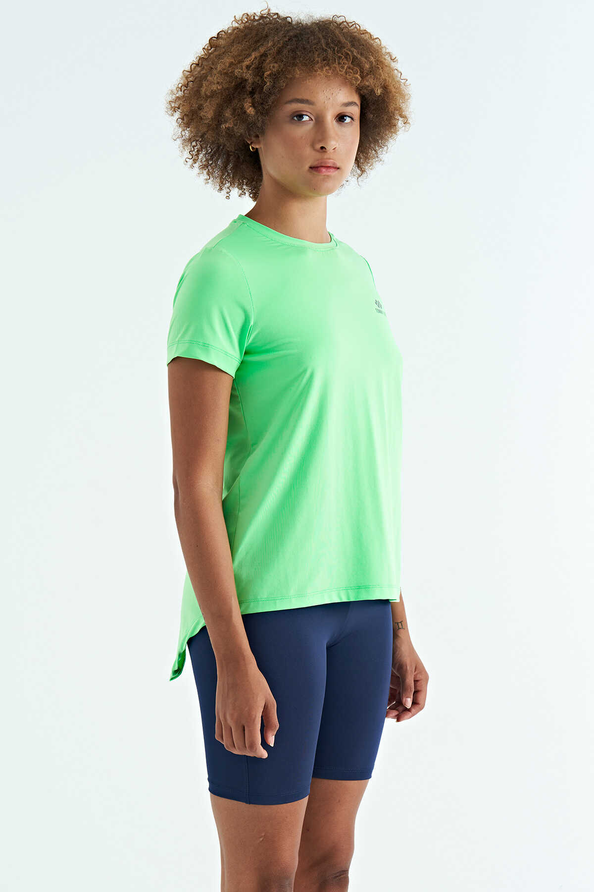 Tommylife Toptan Neon Yeşil Sırt Yırtmaç Detaylı O Yaka Kısa Kollu Standart Kalıp Kadın T-Shirt - 97267
