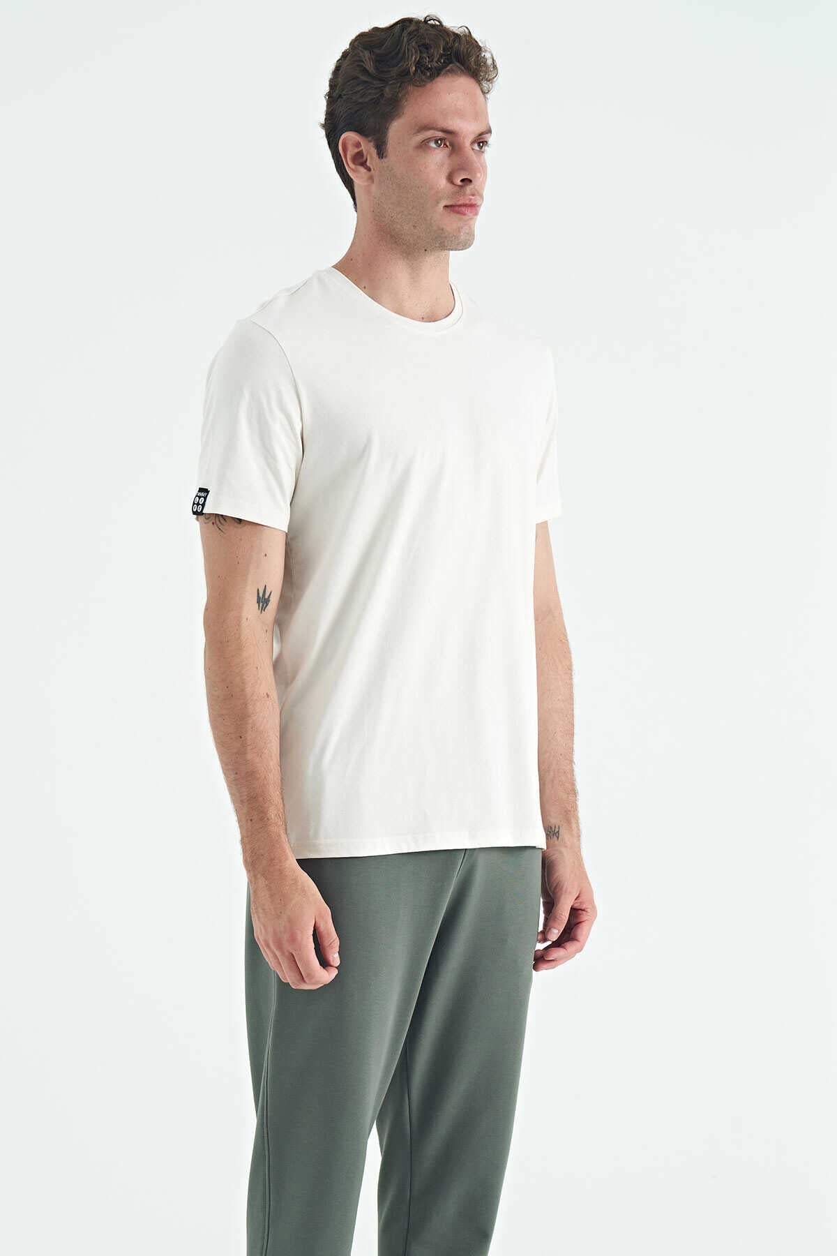 Tricou bărbătesc Tommylife Wholesale cu guler rotund, croială standard, model simplu, 87911, ecru