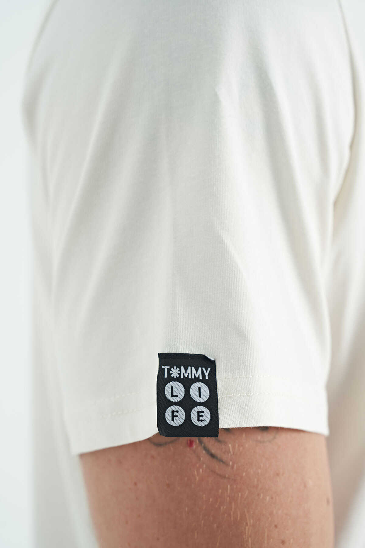 Tricou bărbătesc Tommylife Wholesale cu guler rotund, croială standard, model simplu, 87911, ecru