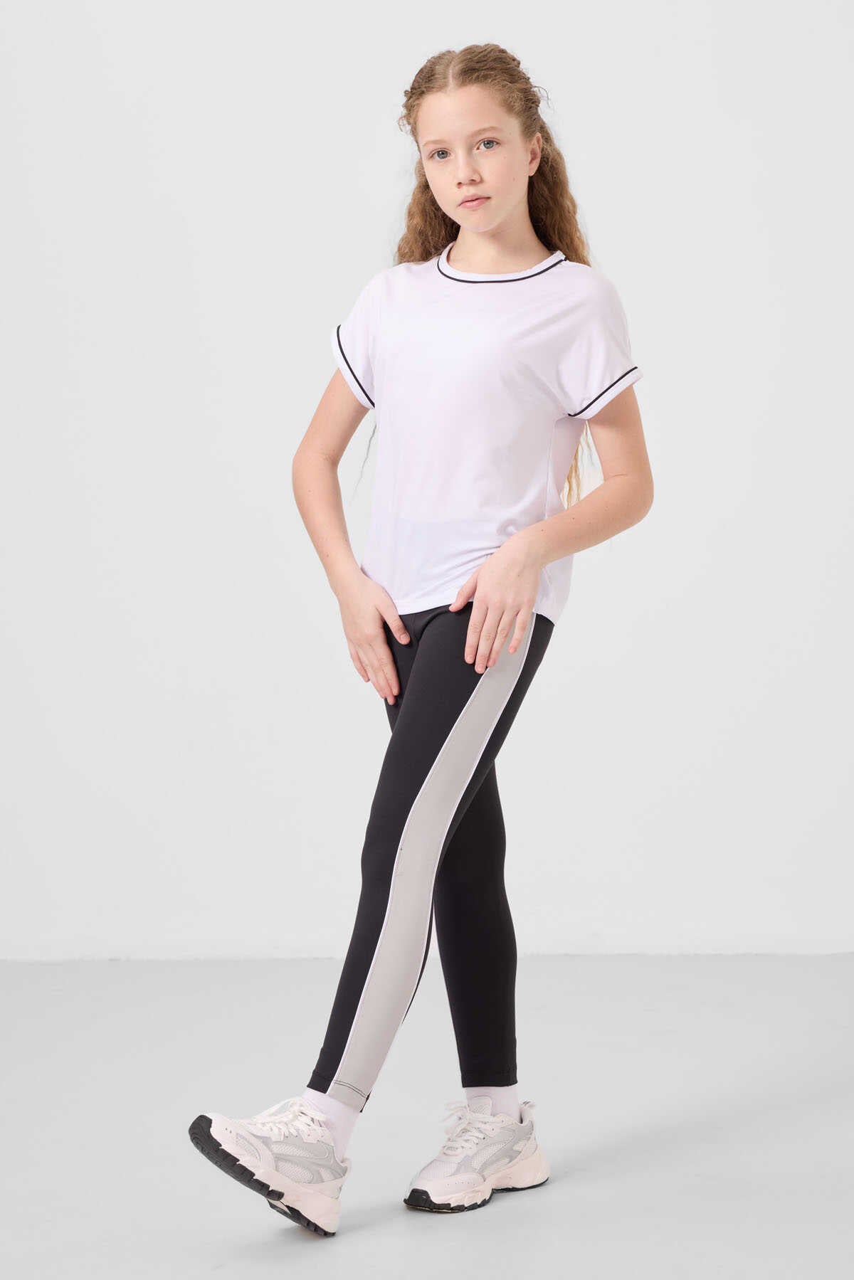 Tommylife Toptan O Yaka Yan Şerit Detaylı Standart Fit Performans Kız Çocuk Tayt Takım 75191 Beyaz Siyah
