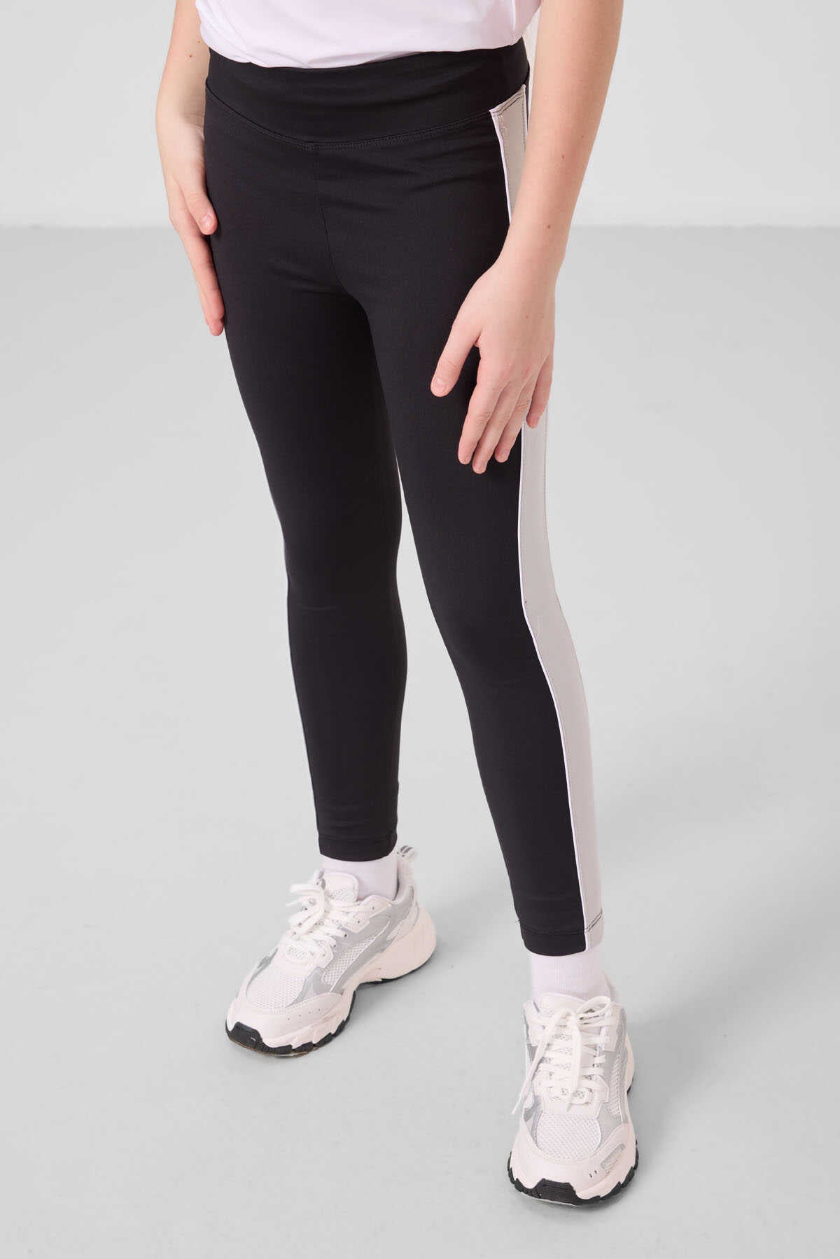 Tommylife Toptan O Yaka Yan Şerit Detaylı Standart Fit Performans Kız Çocuk Tayt Takım 75191 Beyaz Siyah