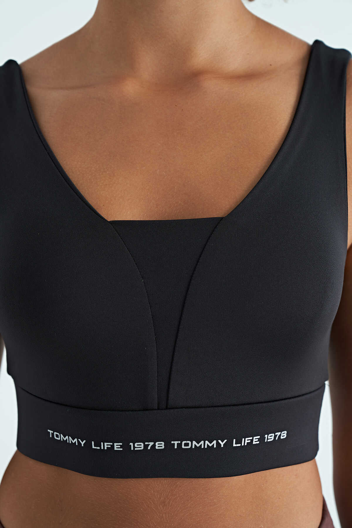 Bustieră pentru femei Tommylife Wholesale, cu imprimeu text negru, blocuri de culoare, croială slim fit, material Scuba - 97271