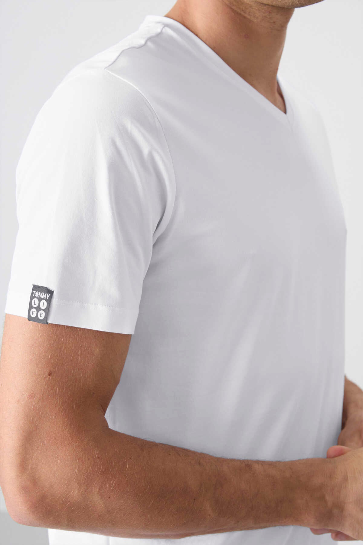Tricou bărbătesc Tommylife Wholesale cu decolteu în V, croială standard, de bază, 87912, alb