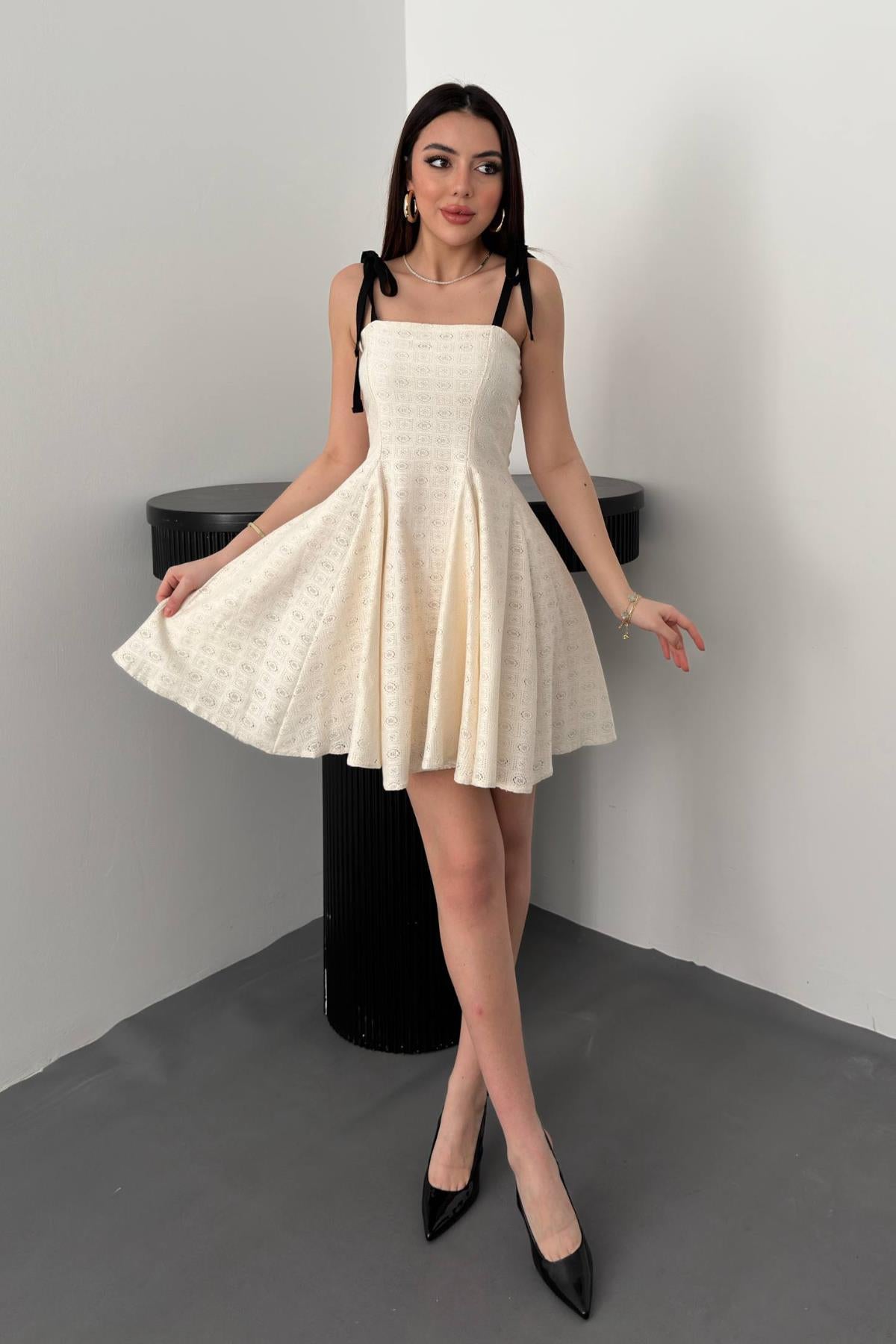 Bej Omzu Bağcıklı Elbise