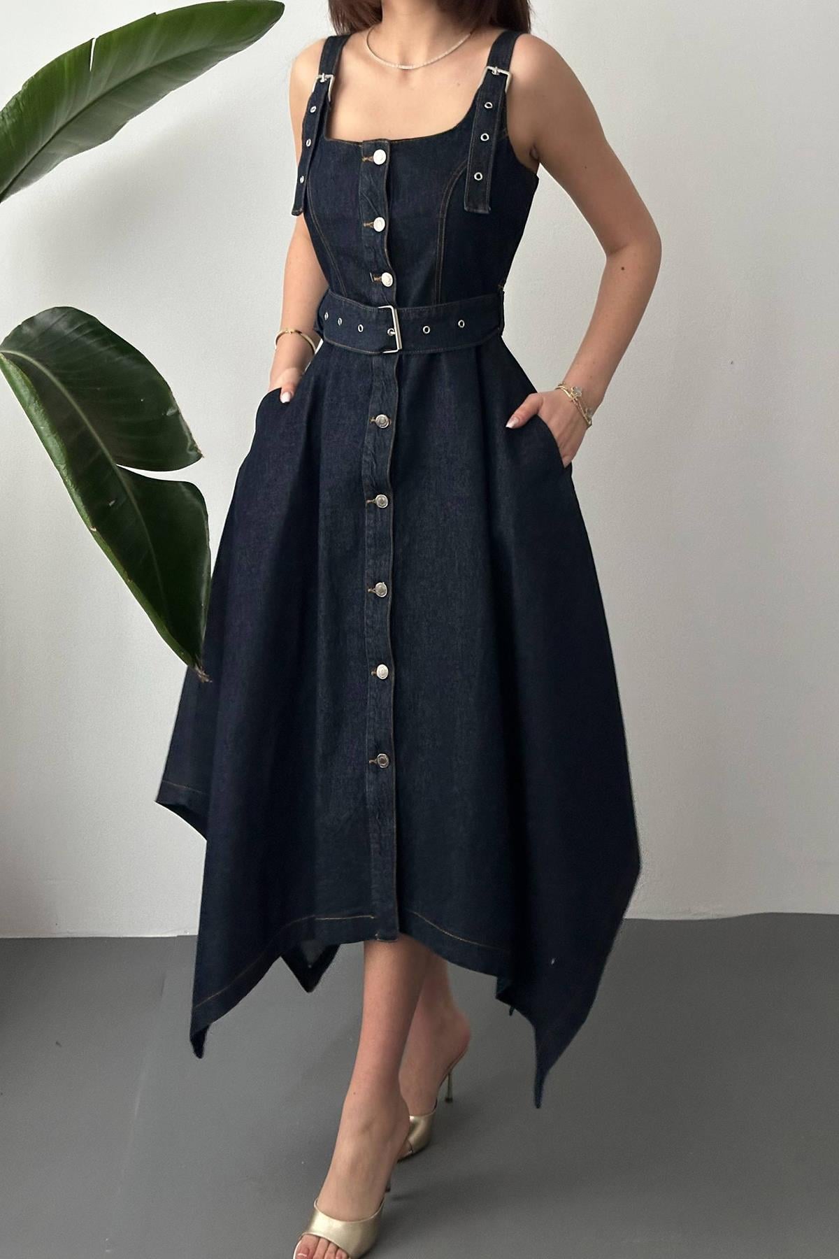 Rochie albastră din denim cu tiv asimetric