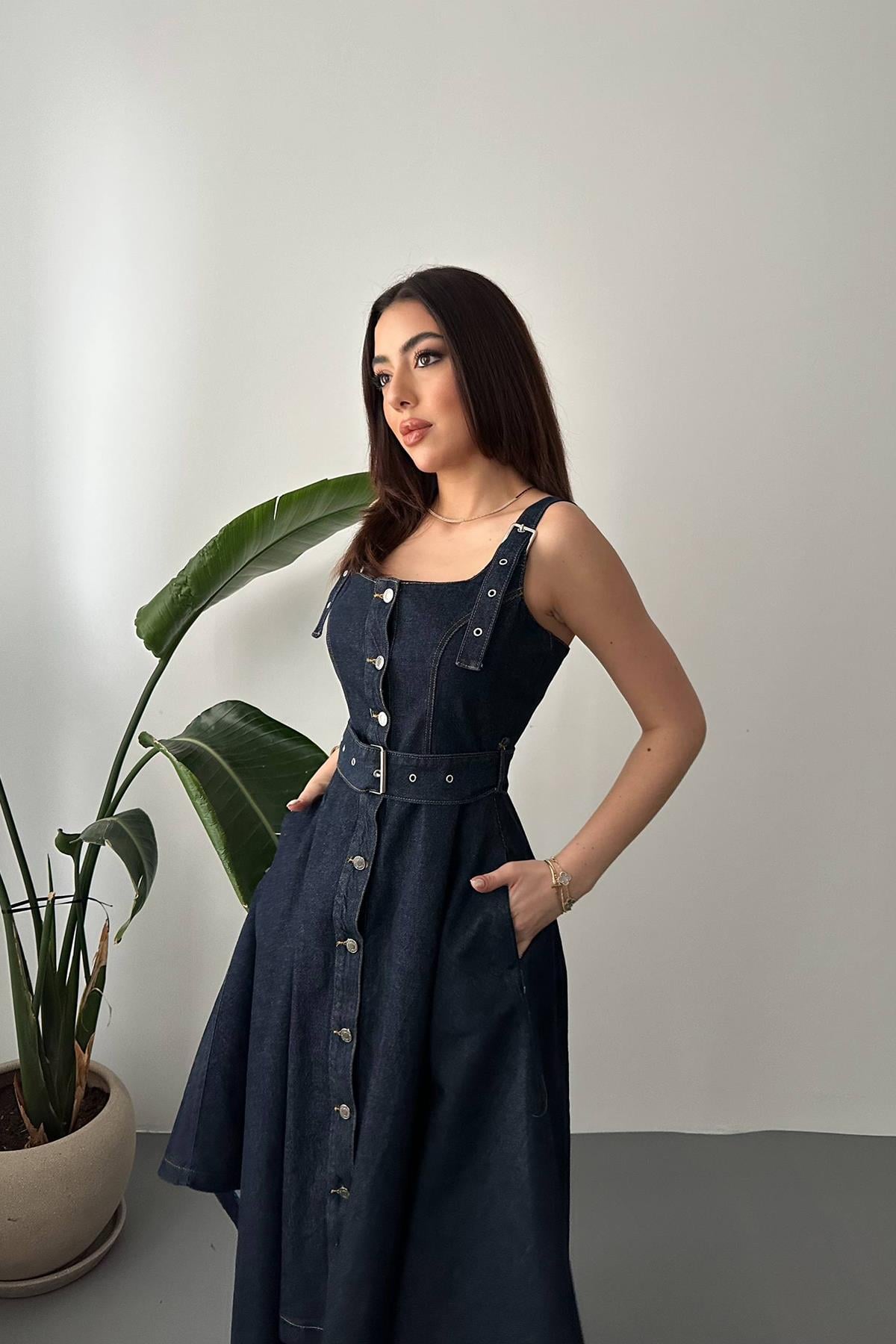 Rochie albastră din denim cu tiv asimetric