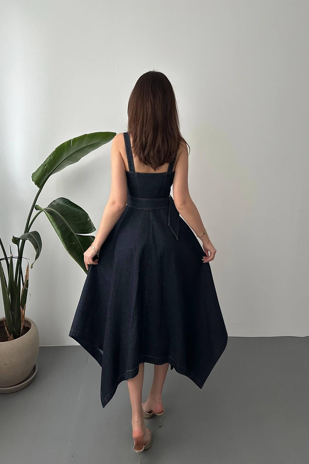 Rochie albastră din denim cu tiv asimetric