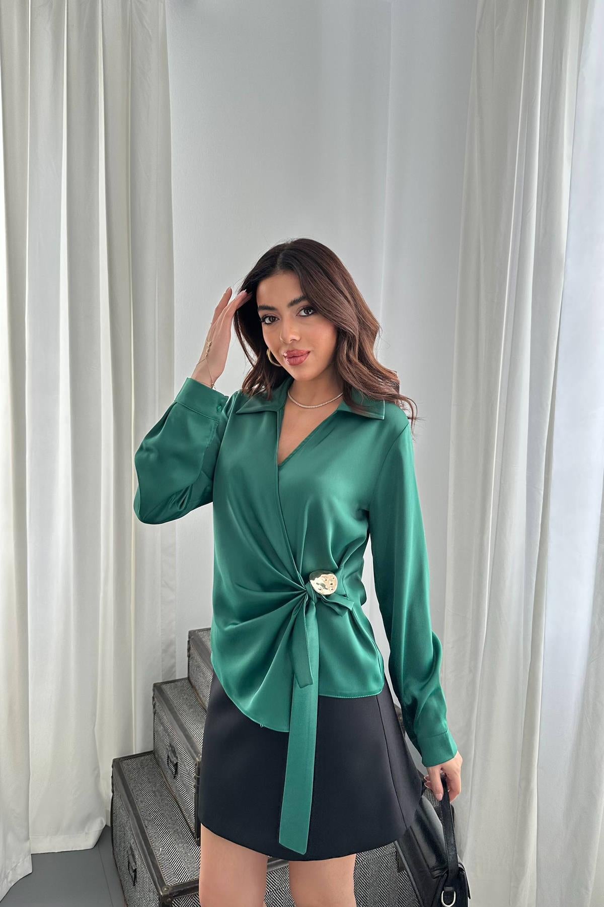 Yeşil Düğme Detaylı Saten Bluz