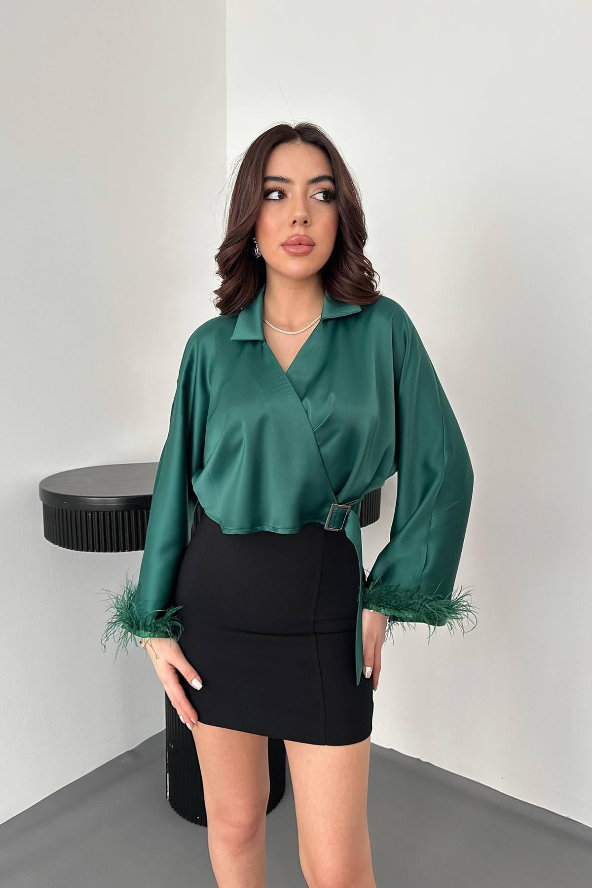 Zümrüt Kolları Tüylü Saten Crop