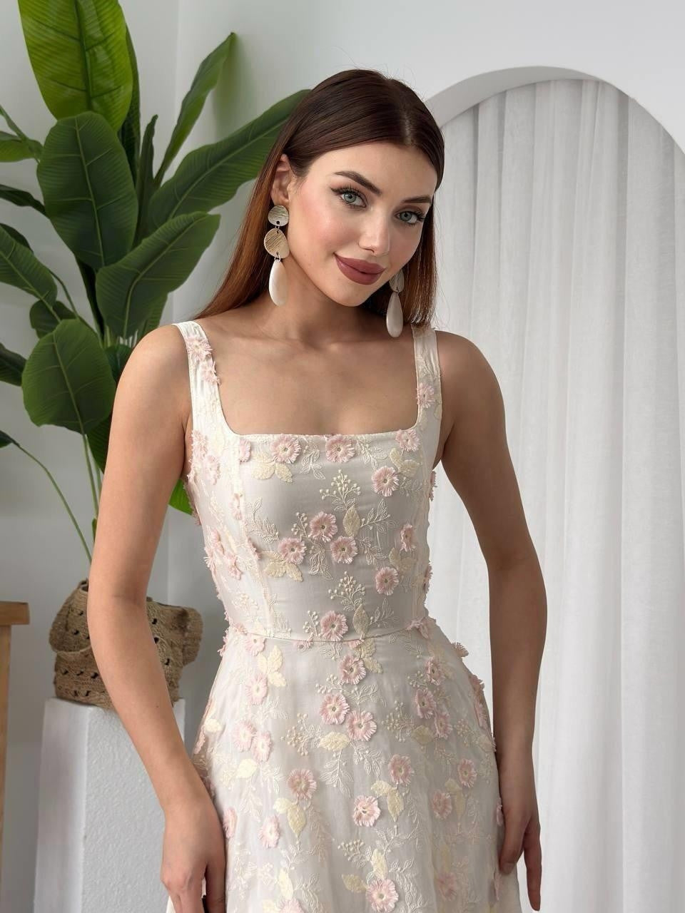 Rochie cu detalii florale Tufe