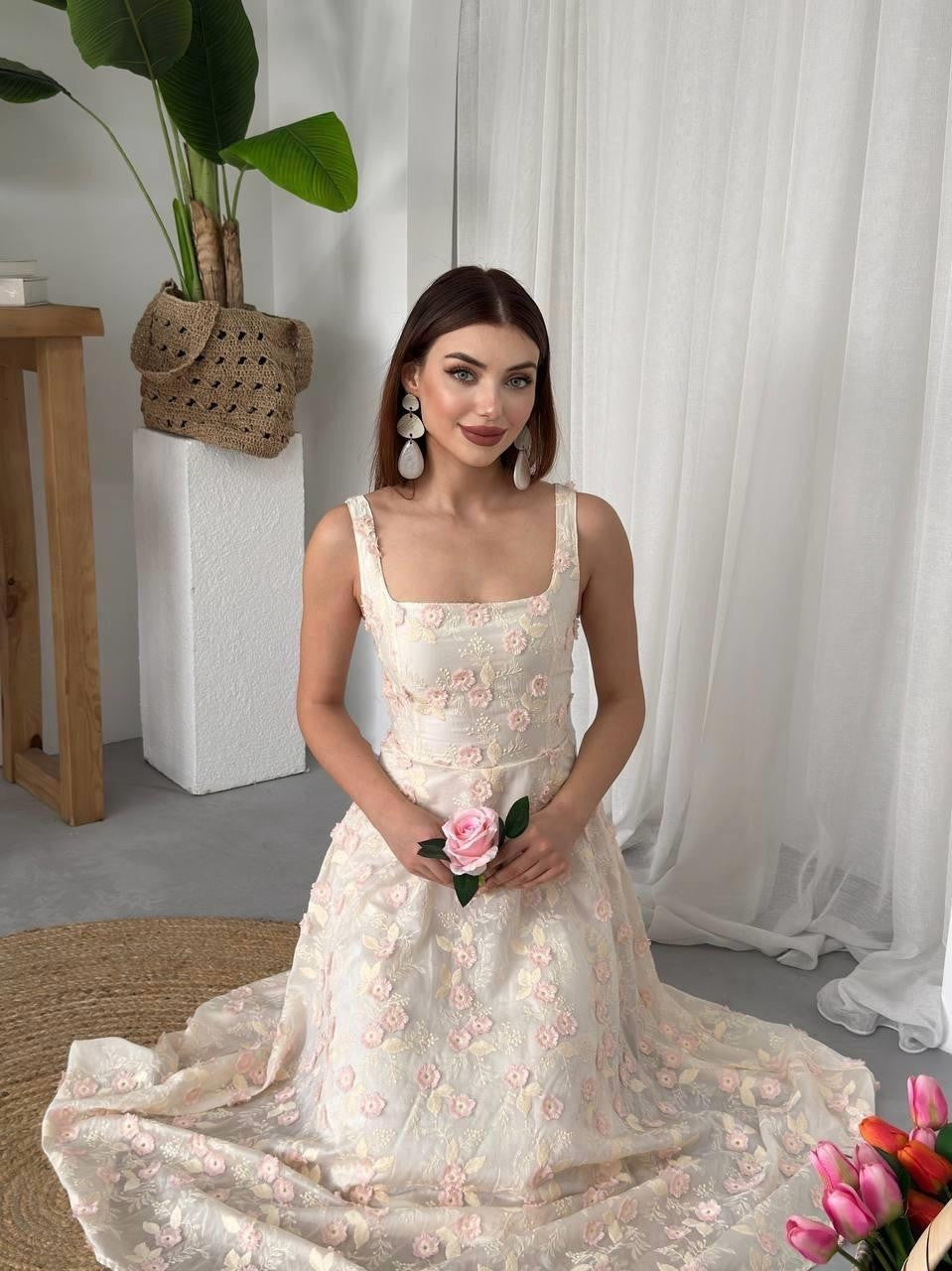 Rochie cu detalii florale Tufe