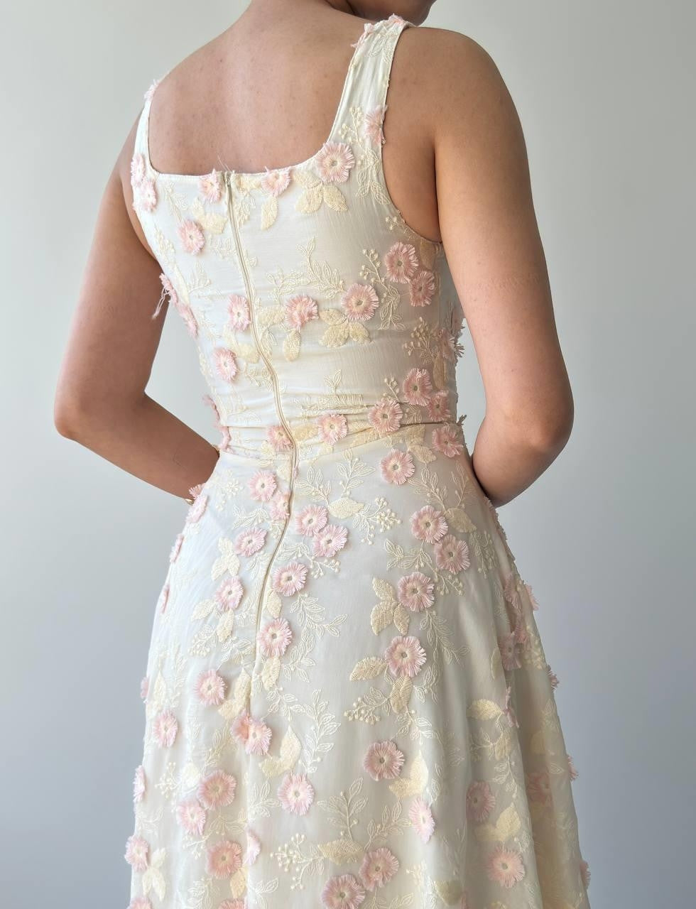 Rochie cu detalii florale Tufe