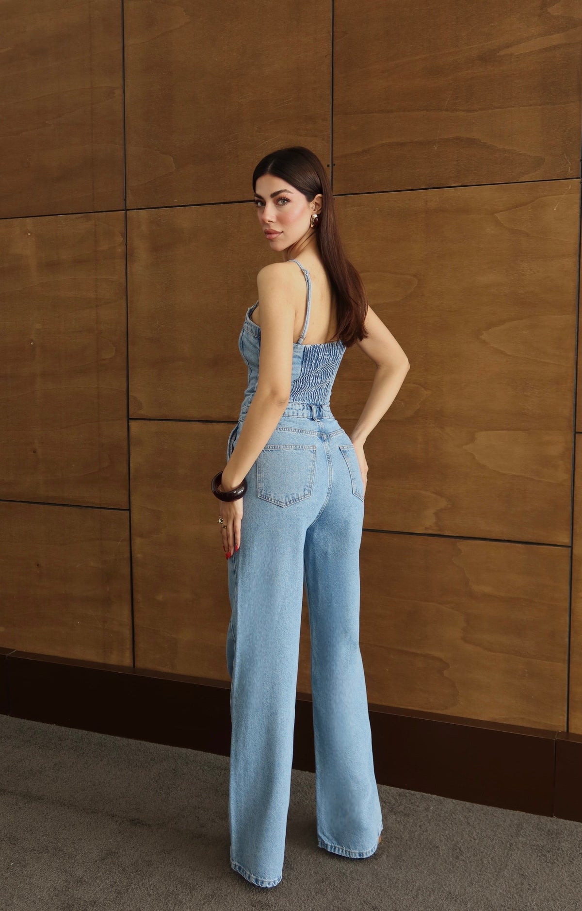 Salopetă din denim albastru deschis cu bretele la spate și detaliu tip gipe