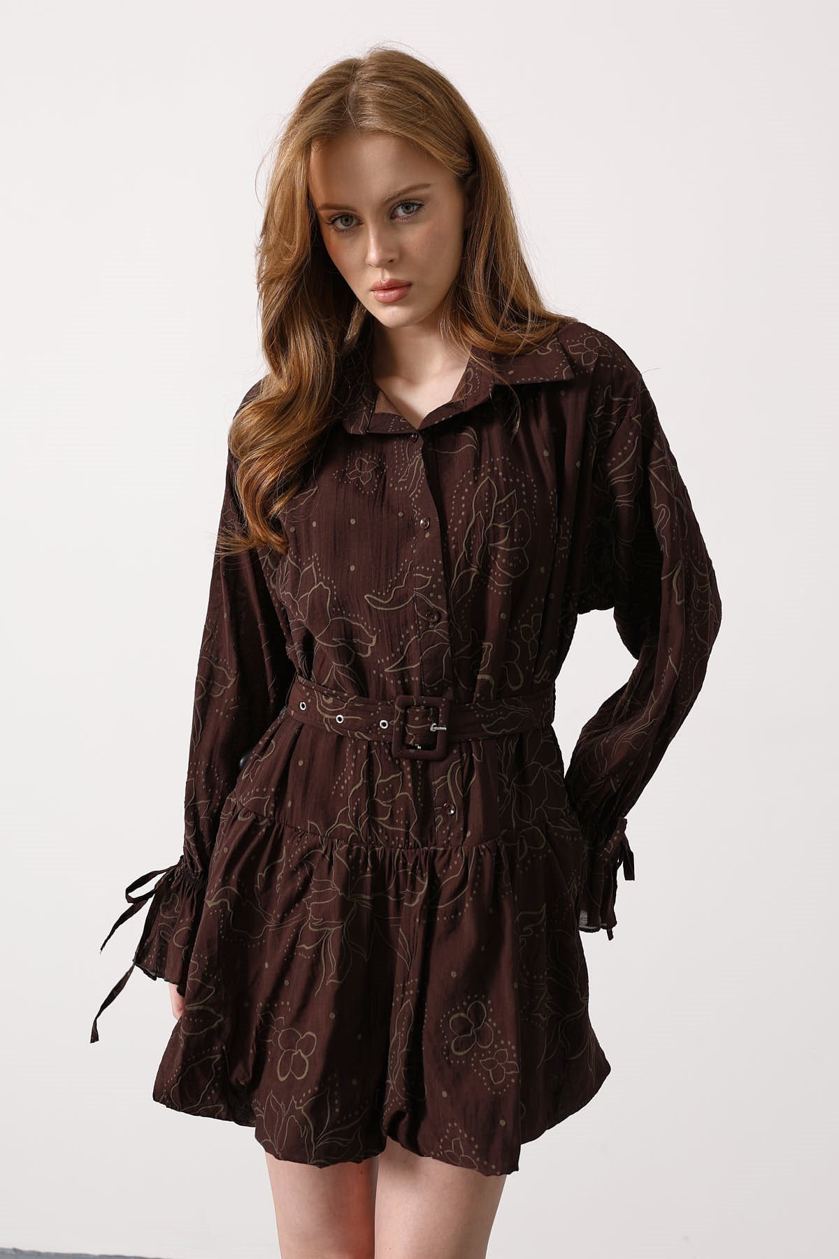 ROCHIE MINI CU CUREA DECORATIVĂ - Maro