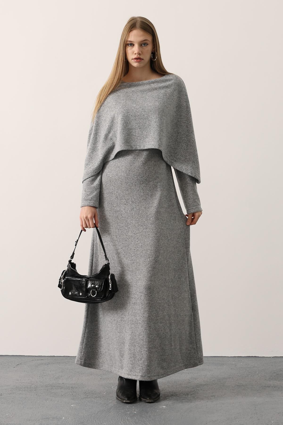 ROCHIE PUFATĂ CU PELERINĂ ȘI MÂNECI LUNGI - Gri