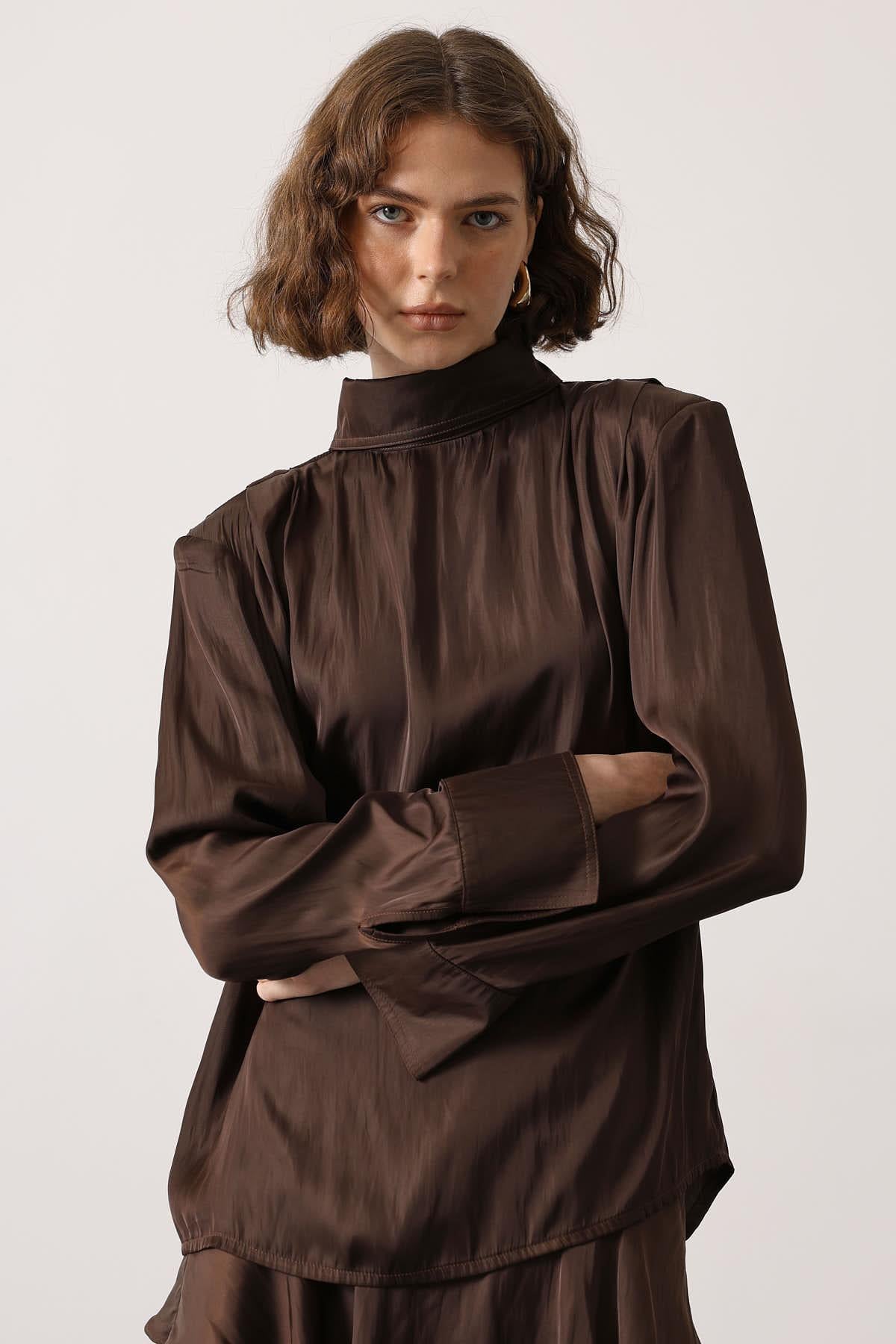 BLUZA CU PETIC DIN SATIN - Maro