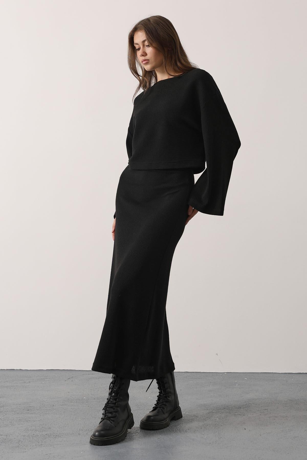 COSTUM CU BLUZA CU MÂNECI LUNGI ȘI FUSTĂ - Negru