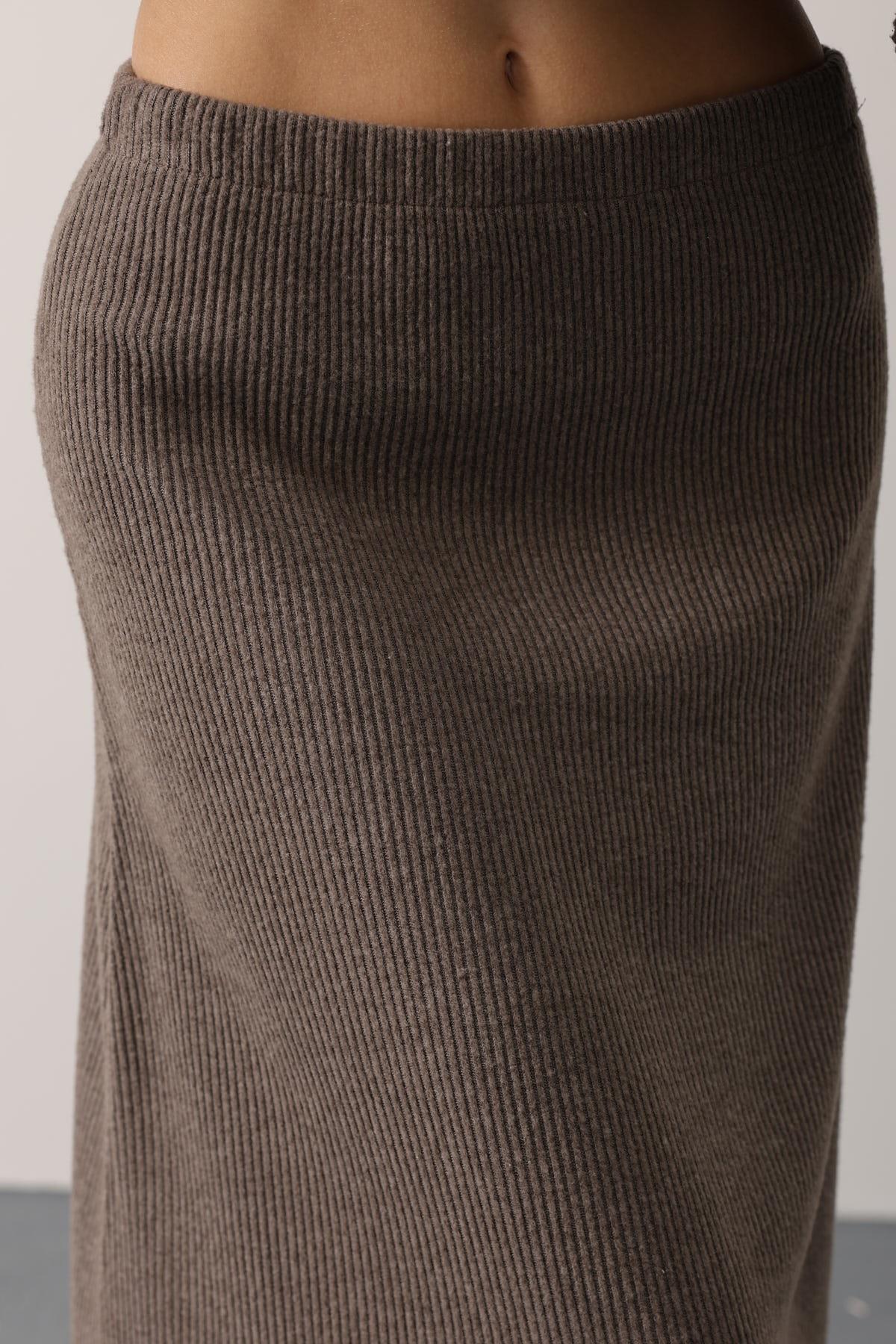 COSTUM CU BLUZA CU MÂNECI LUNGI ȘI FUSTĂ - Vizon