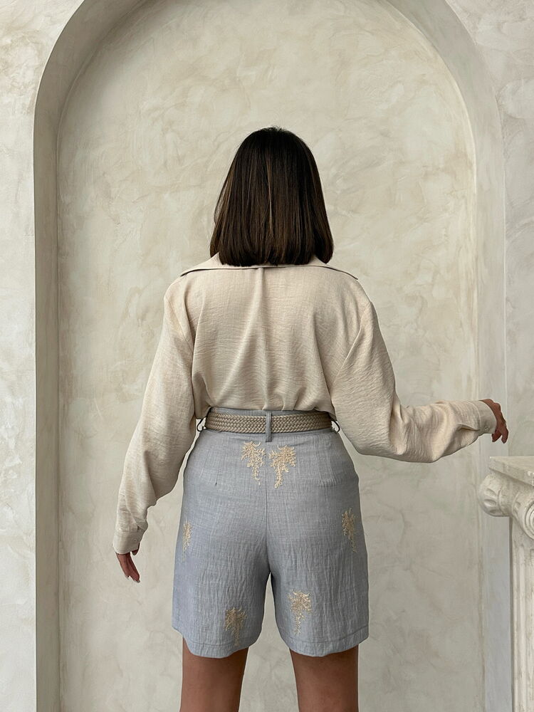 Pantaloni scurți din in cu detaliu de curea și design brodat - Gri | Topshow
