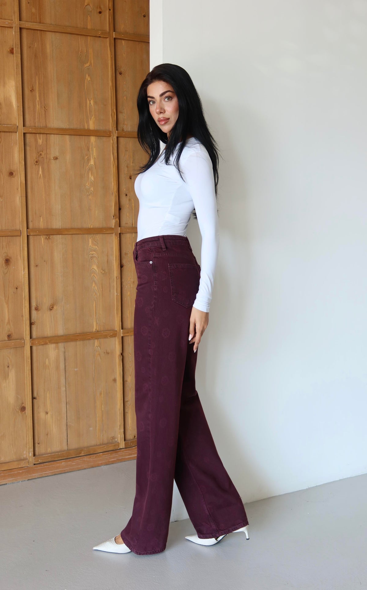 Blugi vișini cu talie înaltă, croială largă, model floral