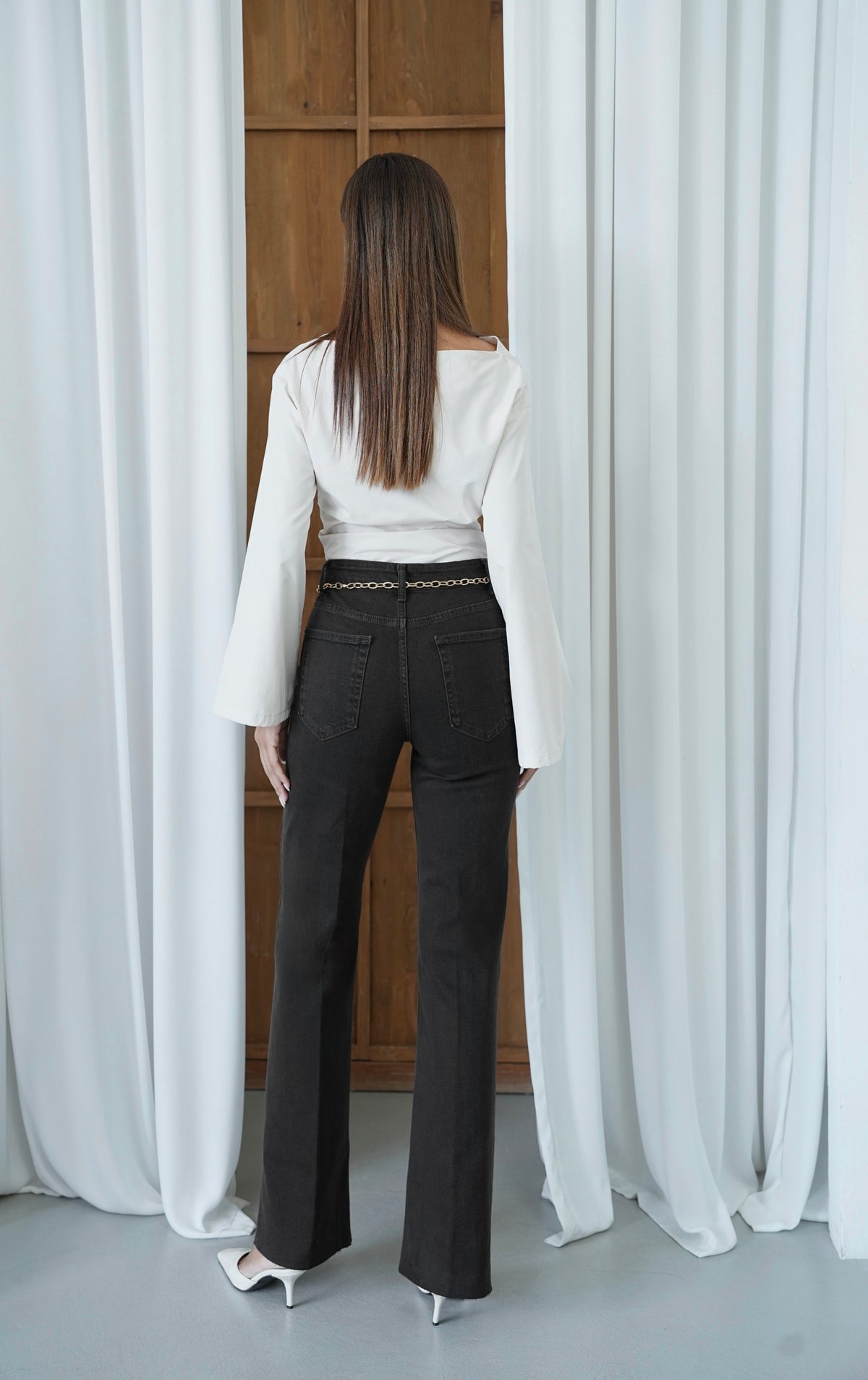 Yüksek Bel Zincir Kemer Detaylı Kadın Kahve Jean Pantolon