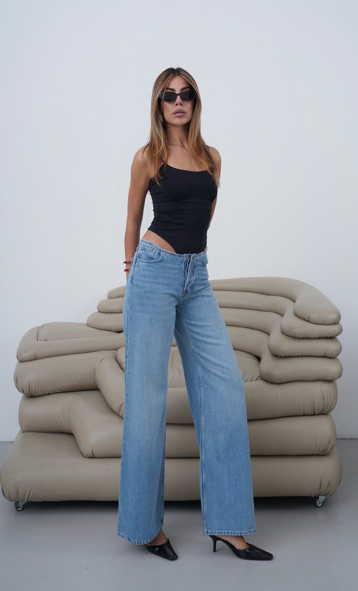 Pantaloni blugi cu talie joasă, croială largă, decupaje