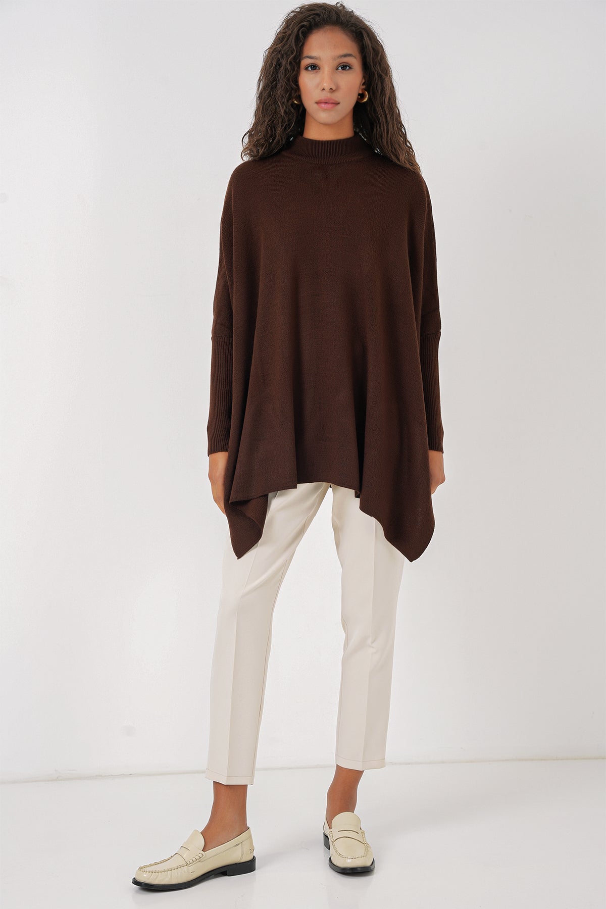 Pulover poncho cu crăpături 15783 - Maro