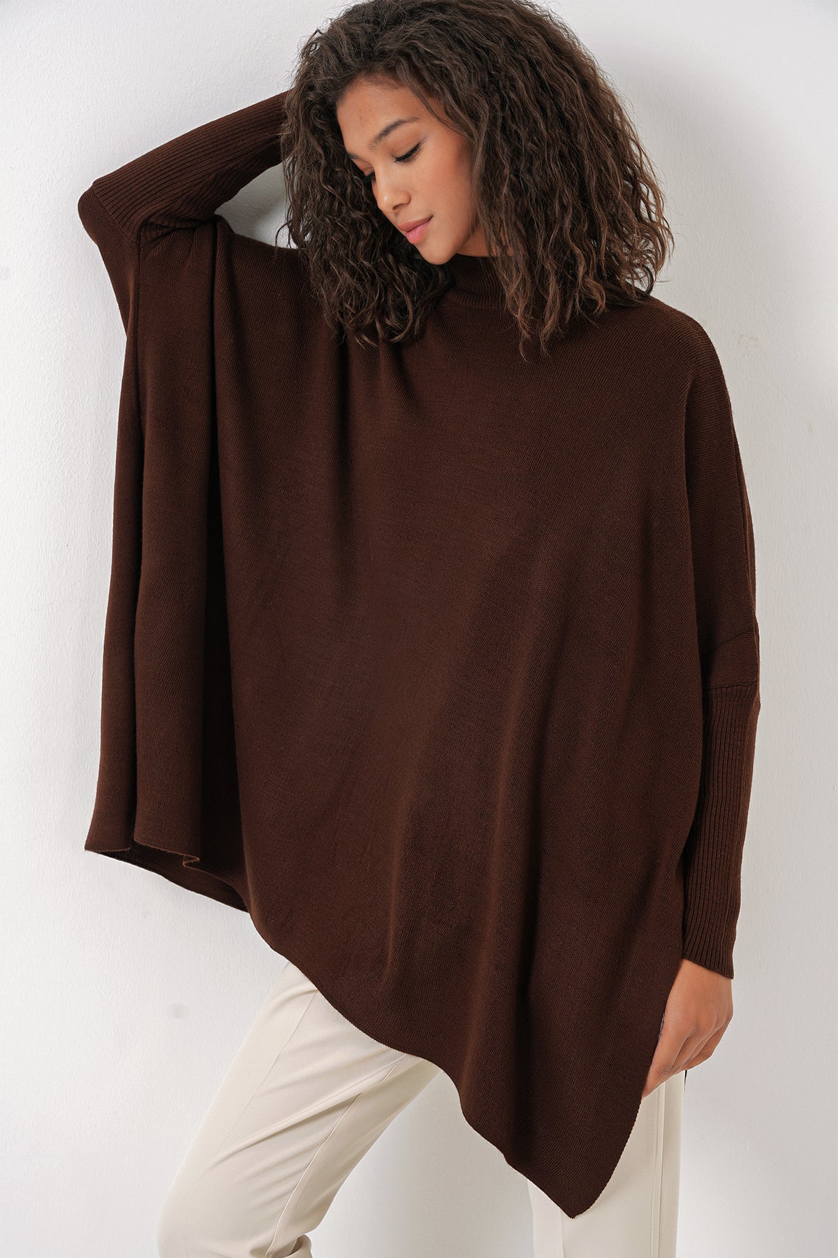 Pulover poncho cu crăpături 15783 - Maro