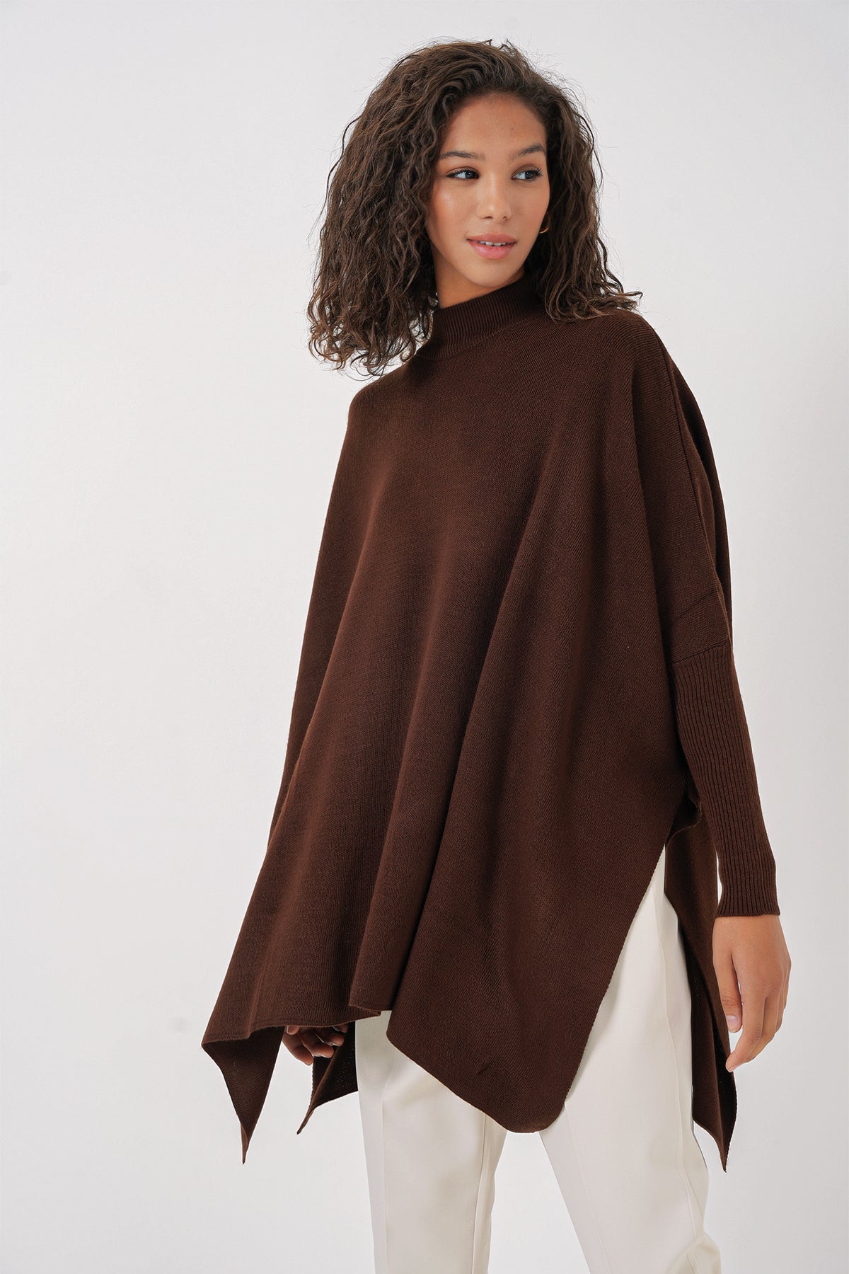 Pulover poncho cu crăpături 15783 - Maro