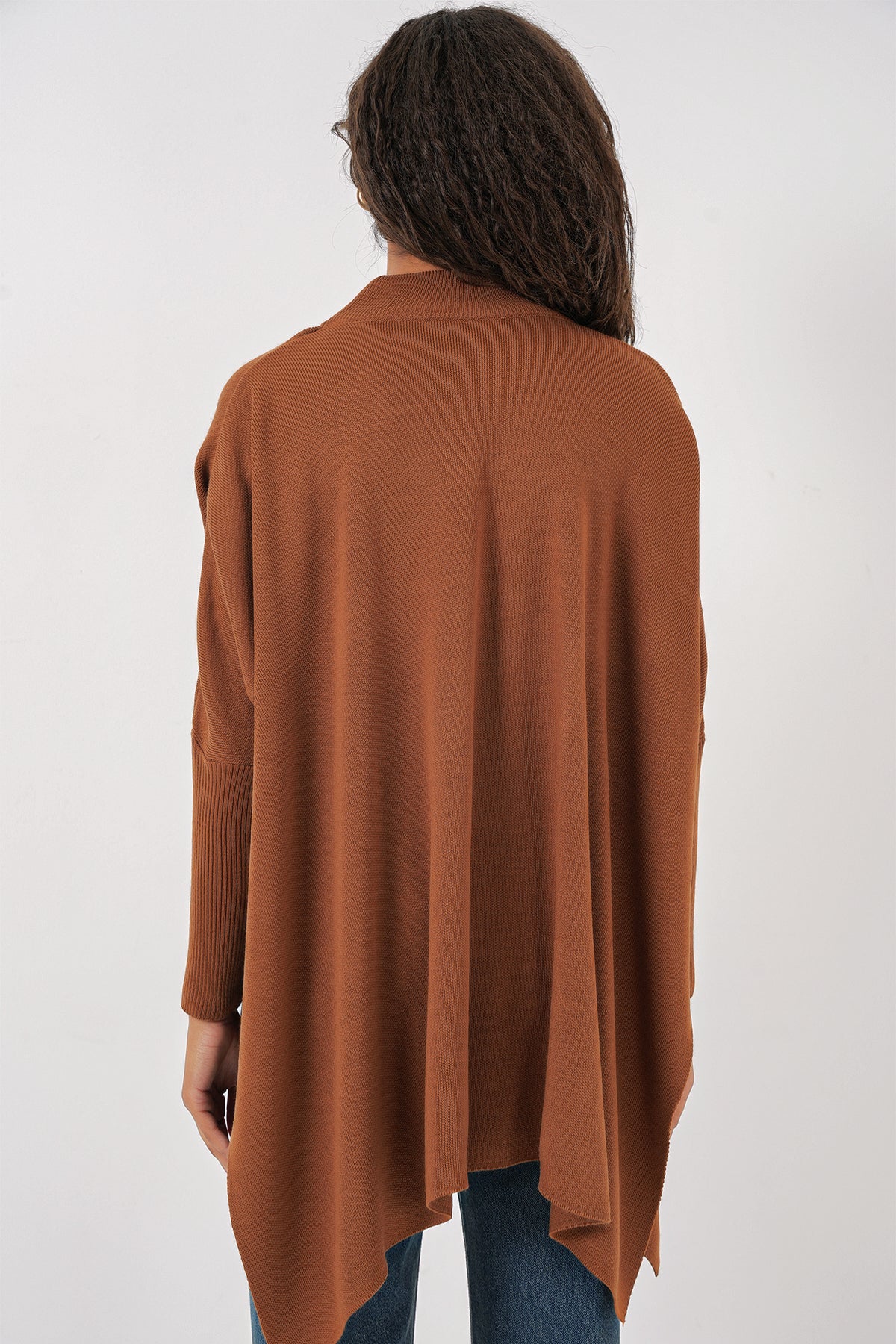 15783 Pulover Poncho cu șliț - Tabac