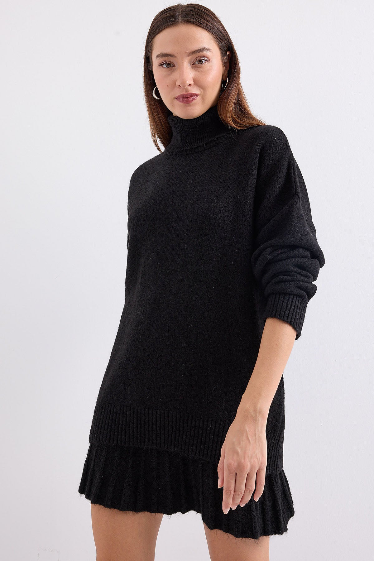 15891 Costum Pulover-Fustă (2 Piese) - Negru