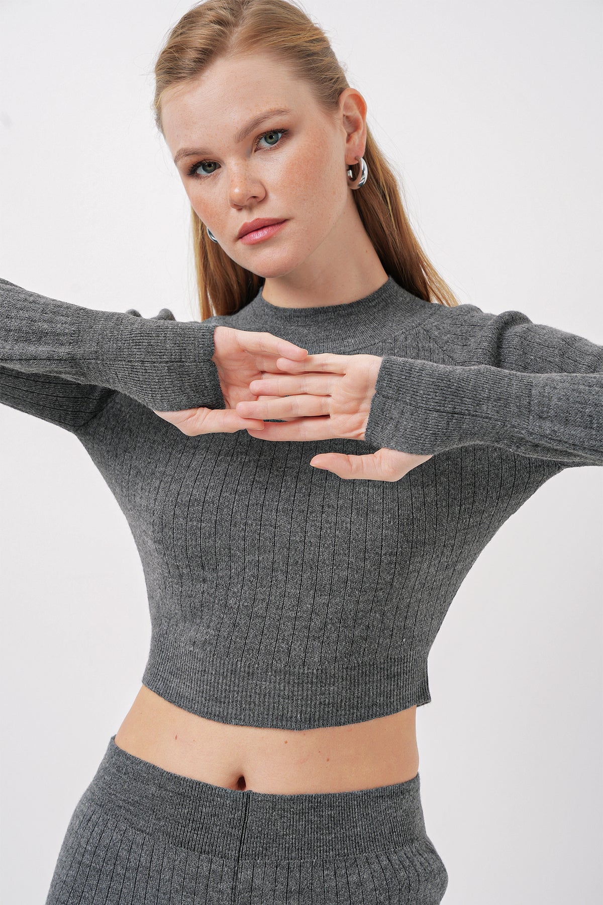 15905 Set Femeie Jachetă Tricot Crop și Pantalon - Fumuriu