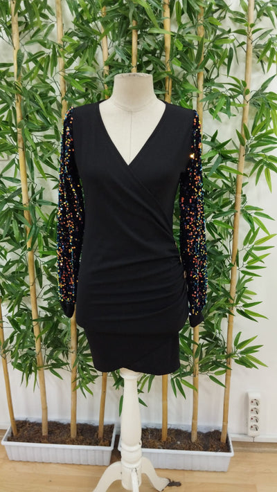 Rochie scurtă de damă, import, din crep, cu mânecă lungă, cu paiete, decolteu petrecut și nasturi laterali, 37751
