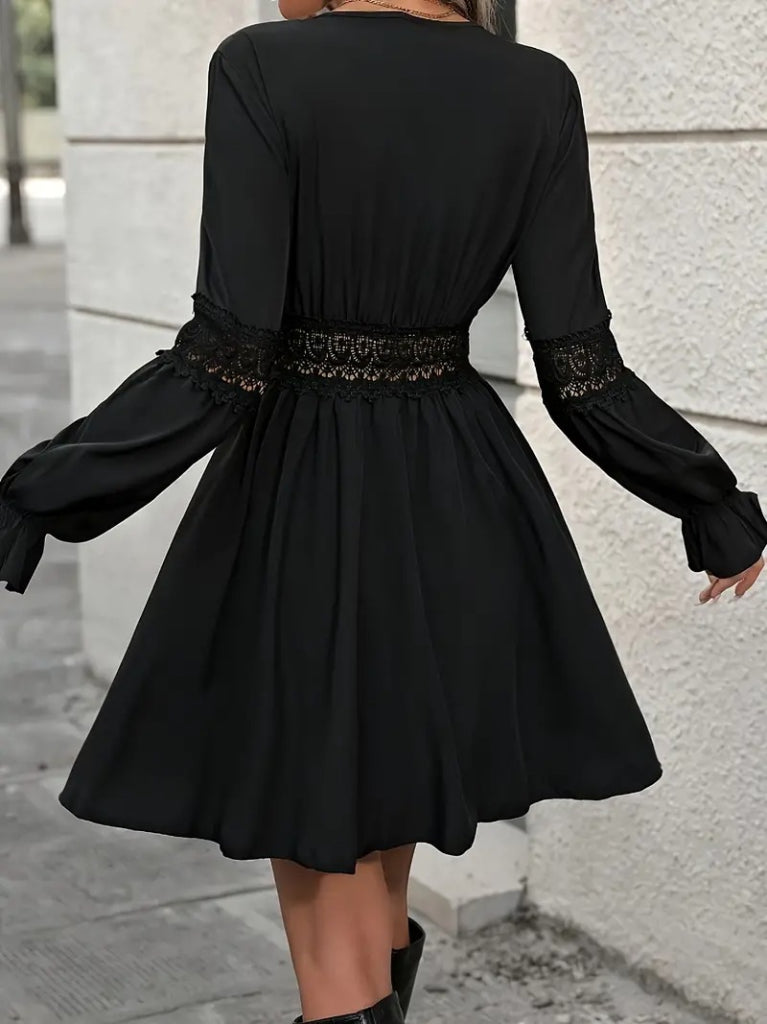 Rochie scurtă de damă importată, tip crep, cu mânecă lungă, decolteu petrecut, detalii din dantelă și fermoar, 29348