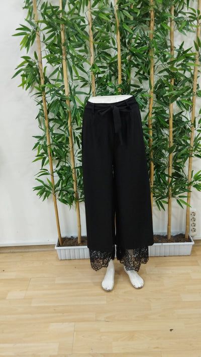 Pantaloni din scafandru cu talie înaltă, top cu bandă în talie și pantaloni din scafandru cu detalii din dantelă, 35560
