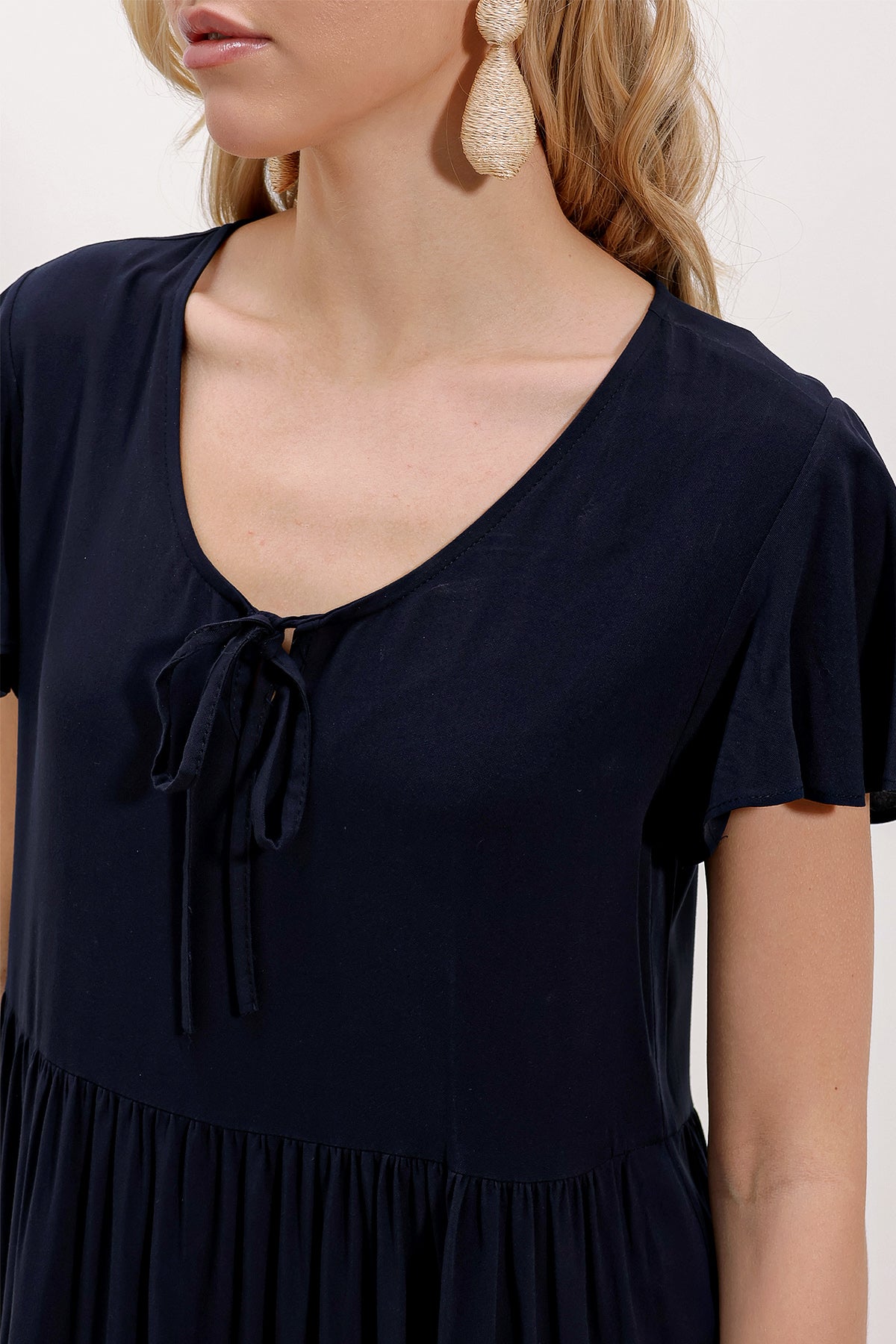 2352 Rochie scurtă cu guler V - Albastru închis